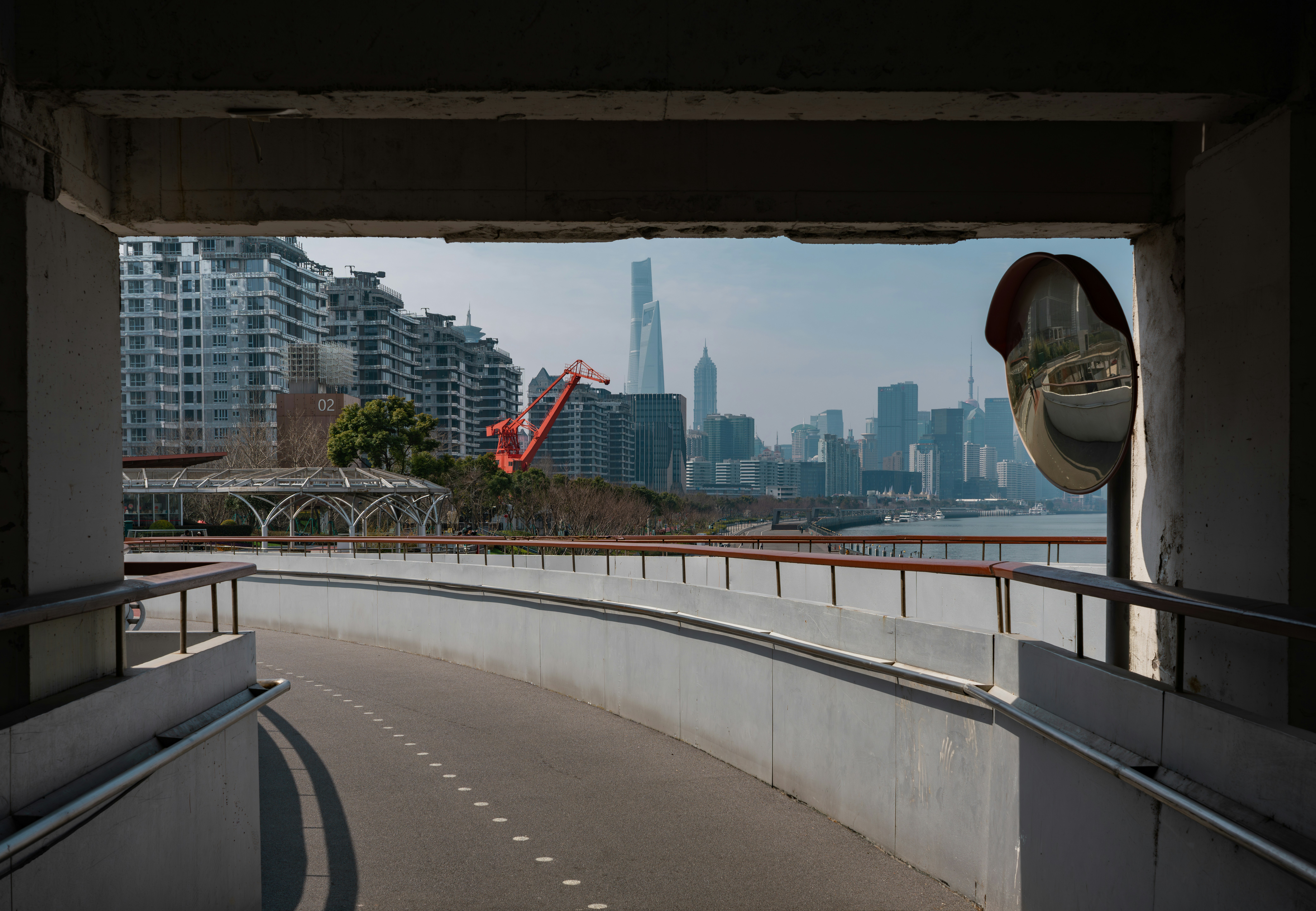 Paisaje urbano con edificios modernos y vistas al río