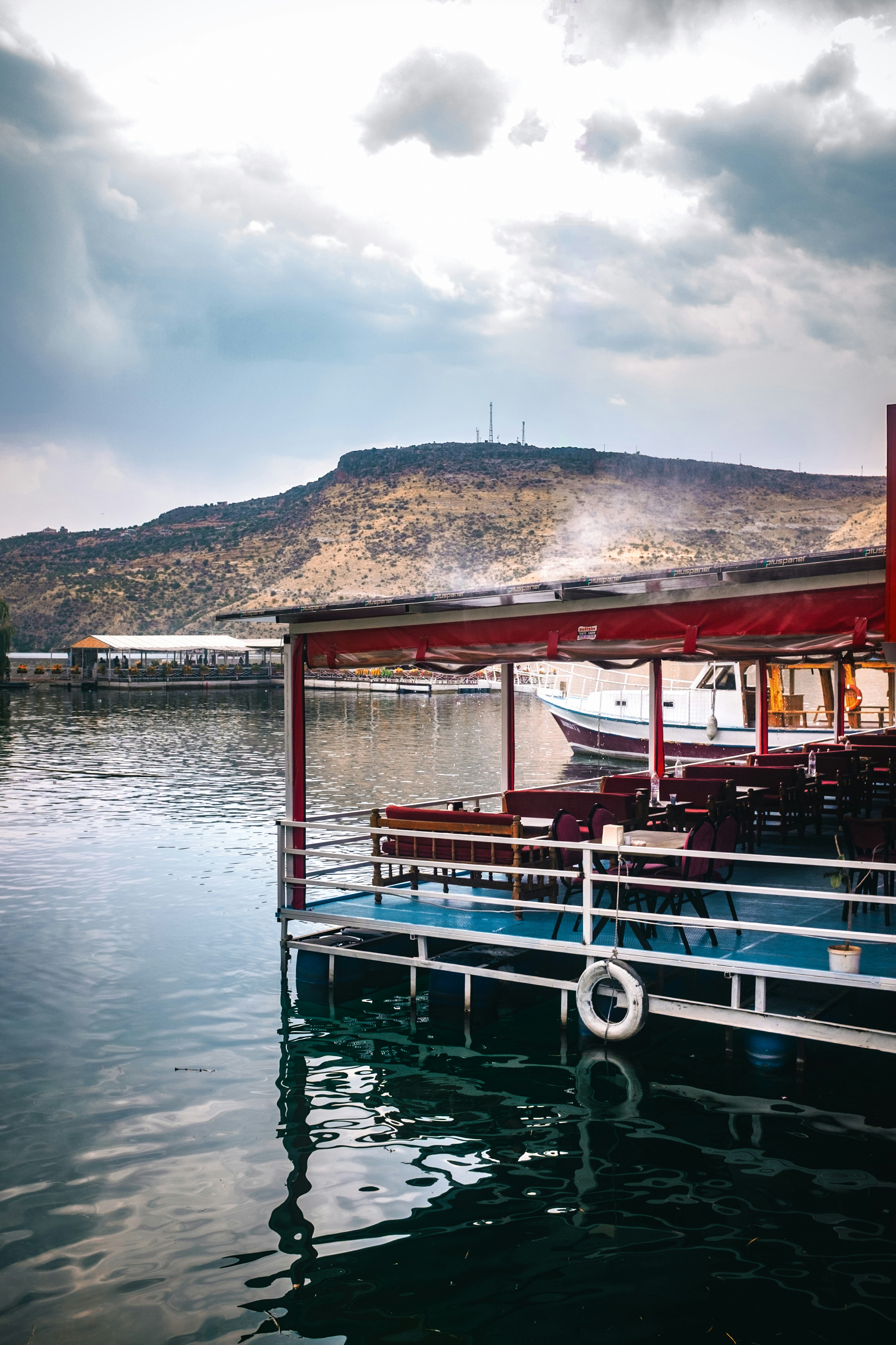 Schwimmendes Restaurant mit Tischen am Wasser