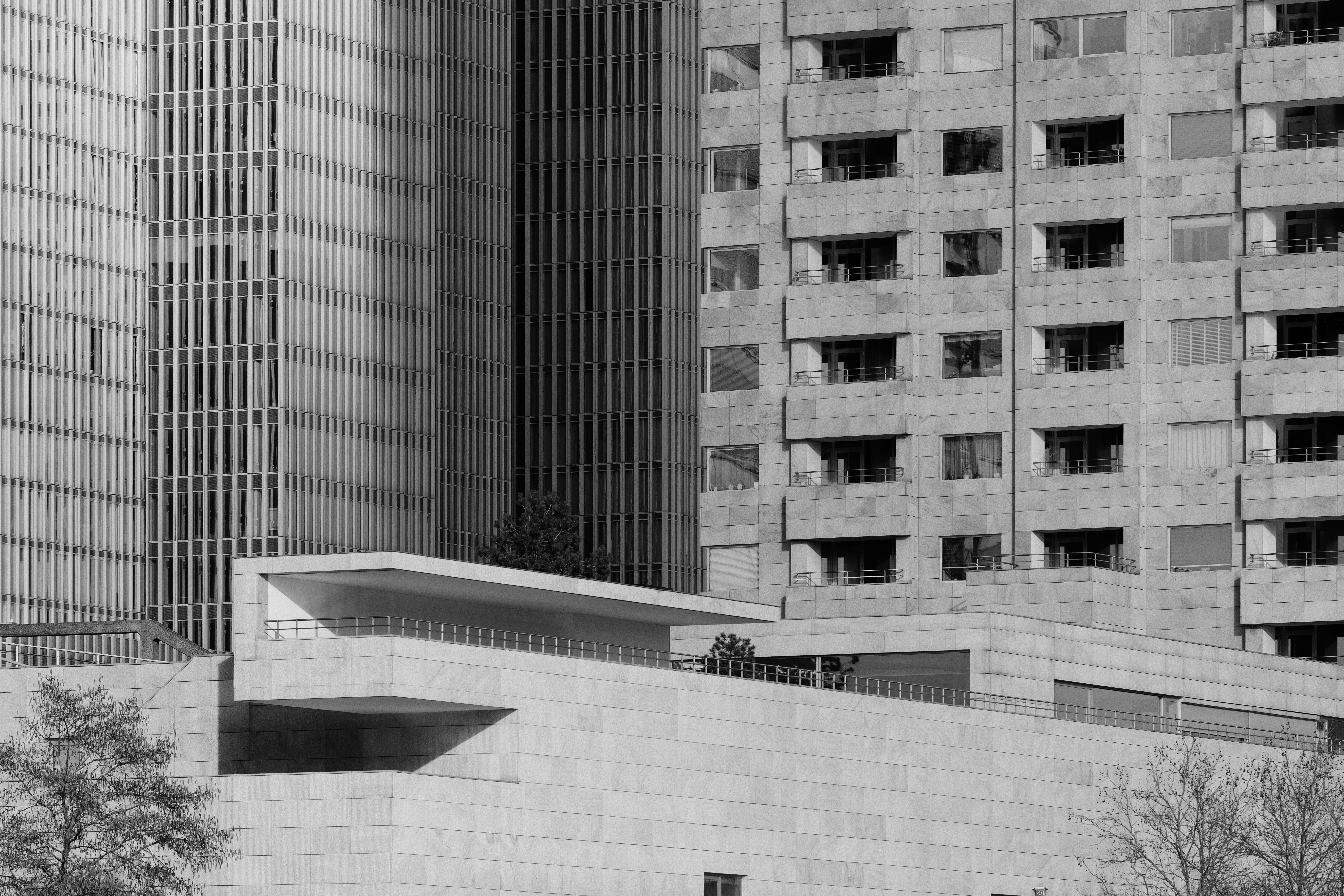 기하학적 패턴이 있는 현대 콘크리트 건물들.