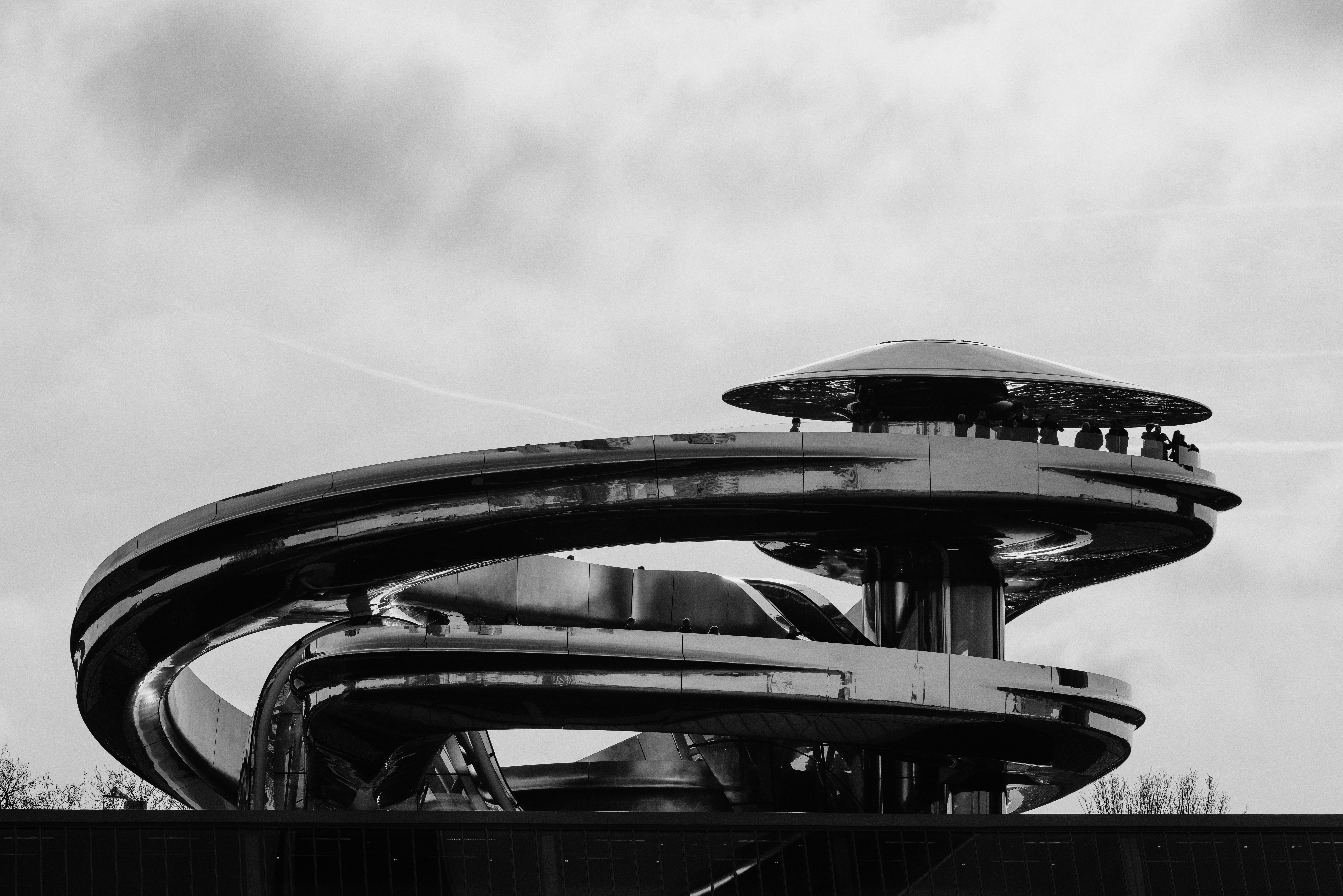 하늘을 배경으로 한 전망대가 있는 현대식 나선형 건물