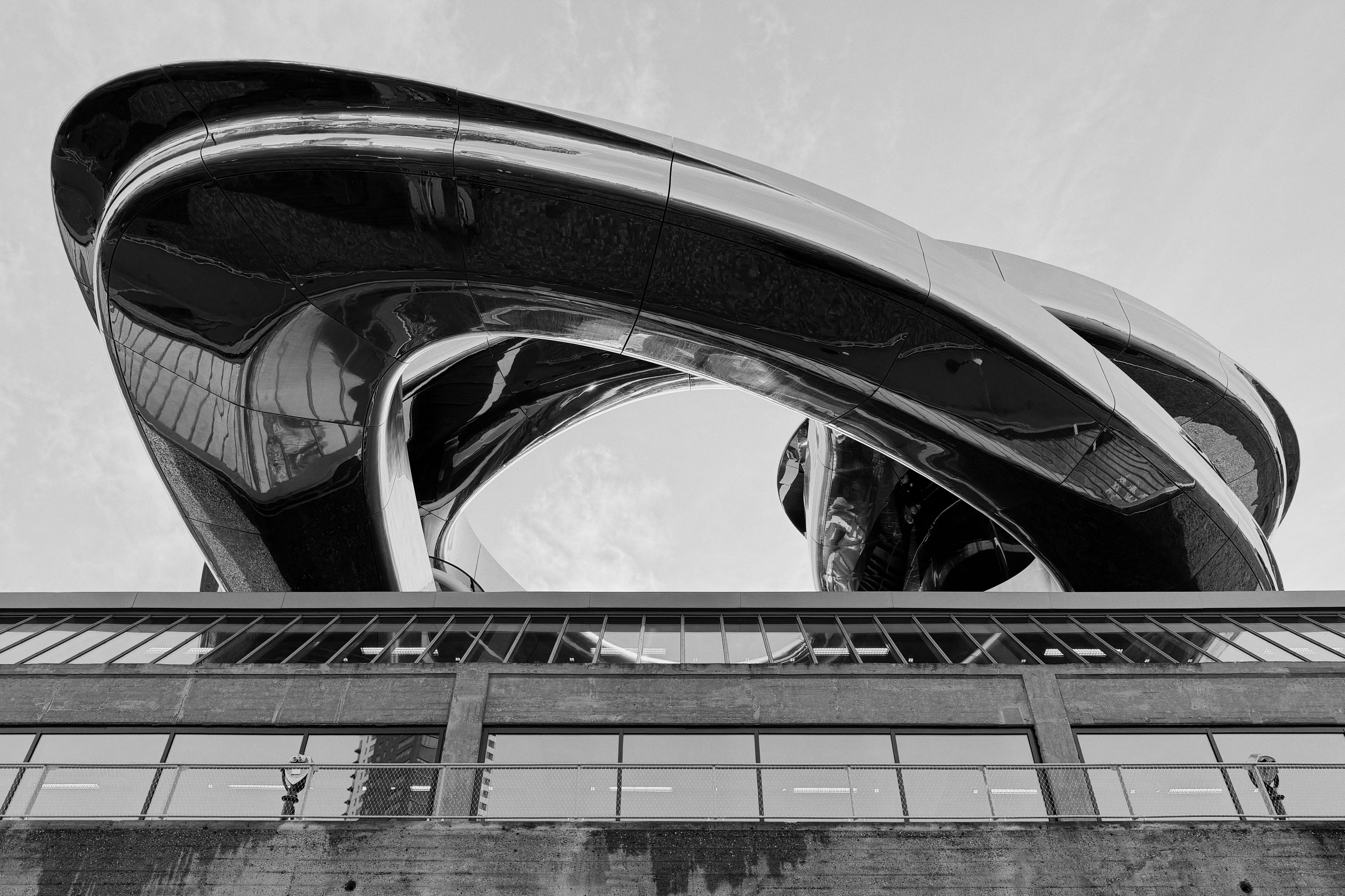 밝은 하늘을 배경으로 한 현대 건축 조각