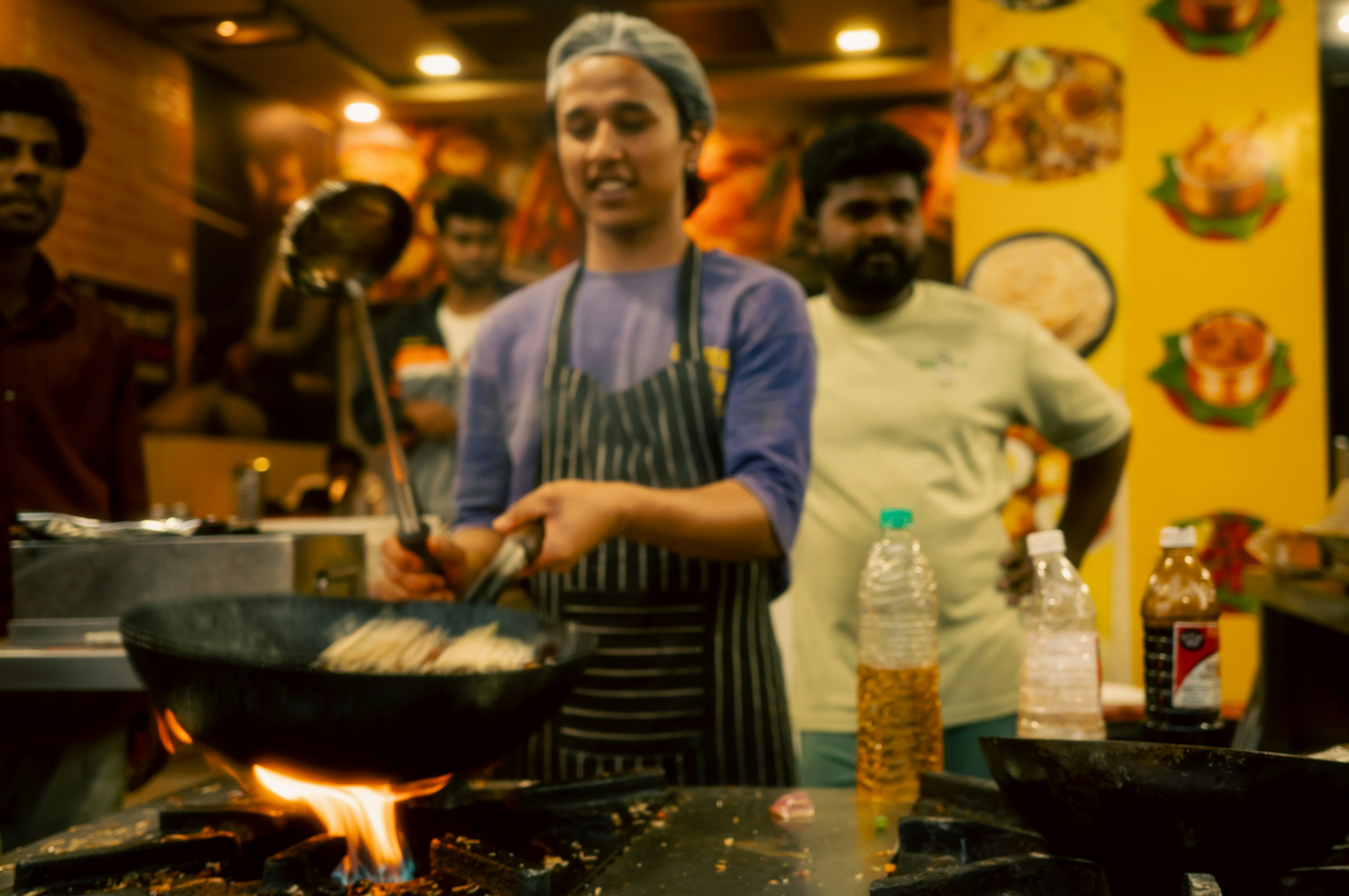 Uno chef che cucina il cibo in un wok su un wok