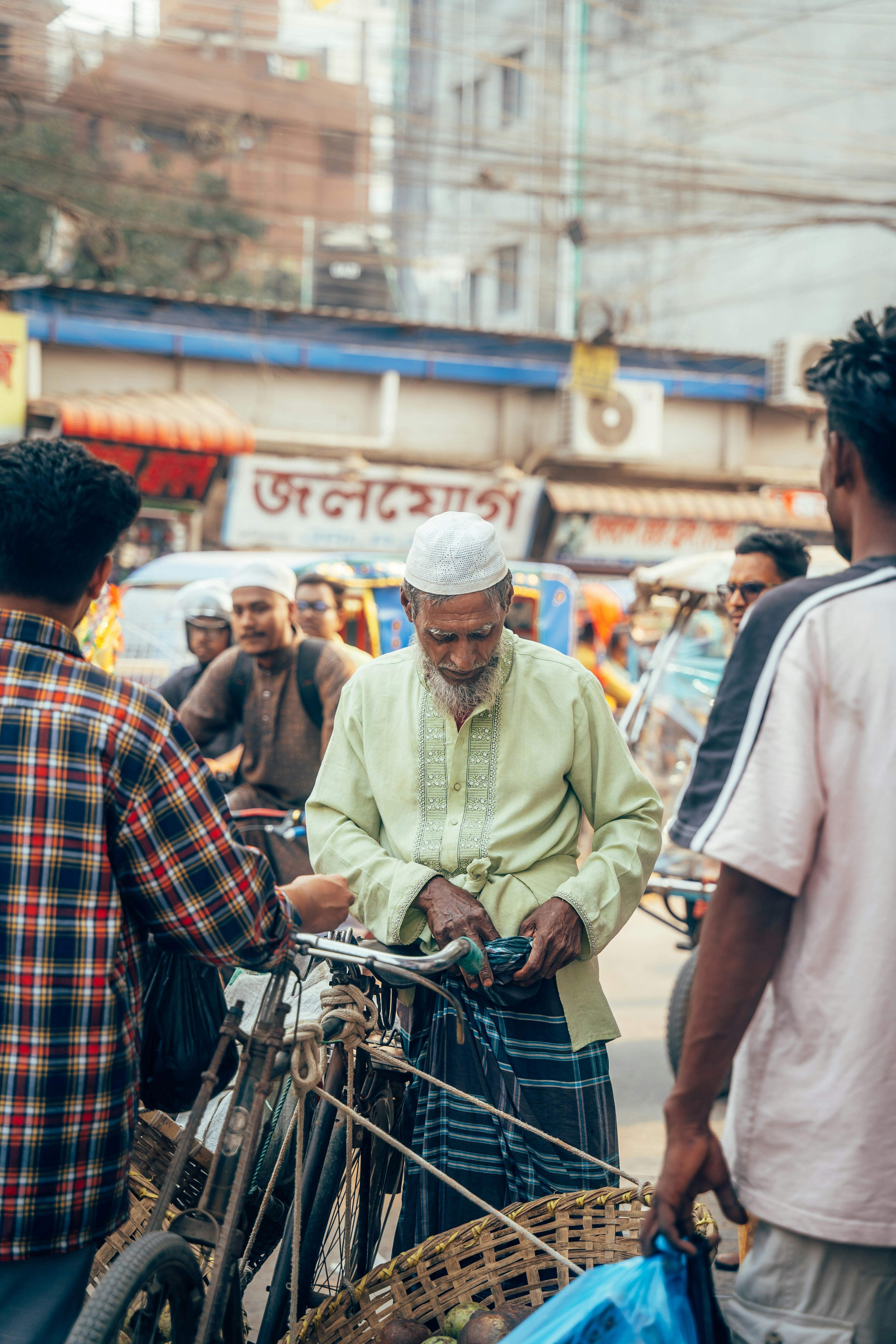 Älterer Mann auf einem Markt mit einem Fahrrad