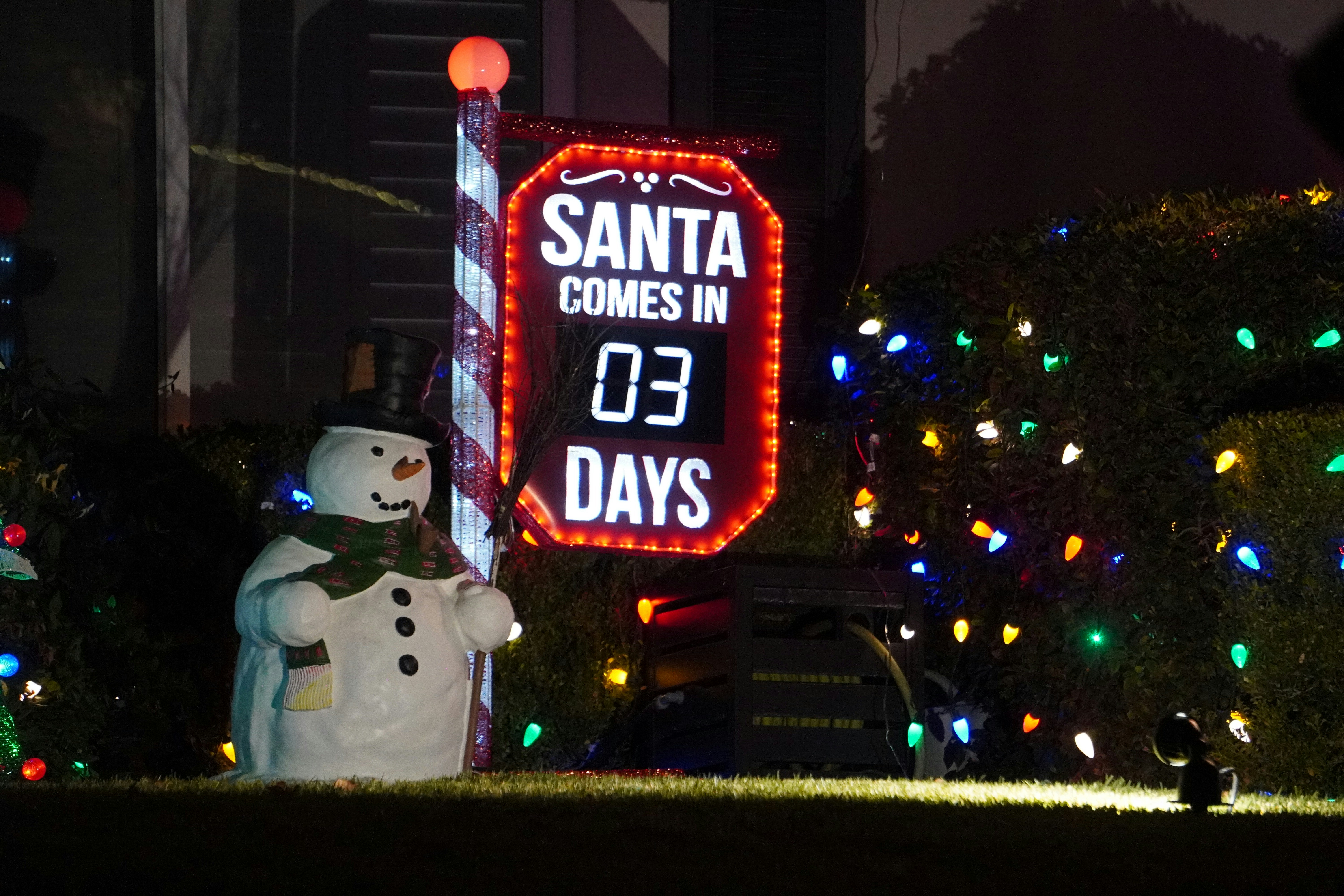 Weihnachts-Countdown-Schild mit Schneemann und Schneemann-Dekoration