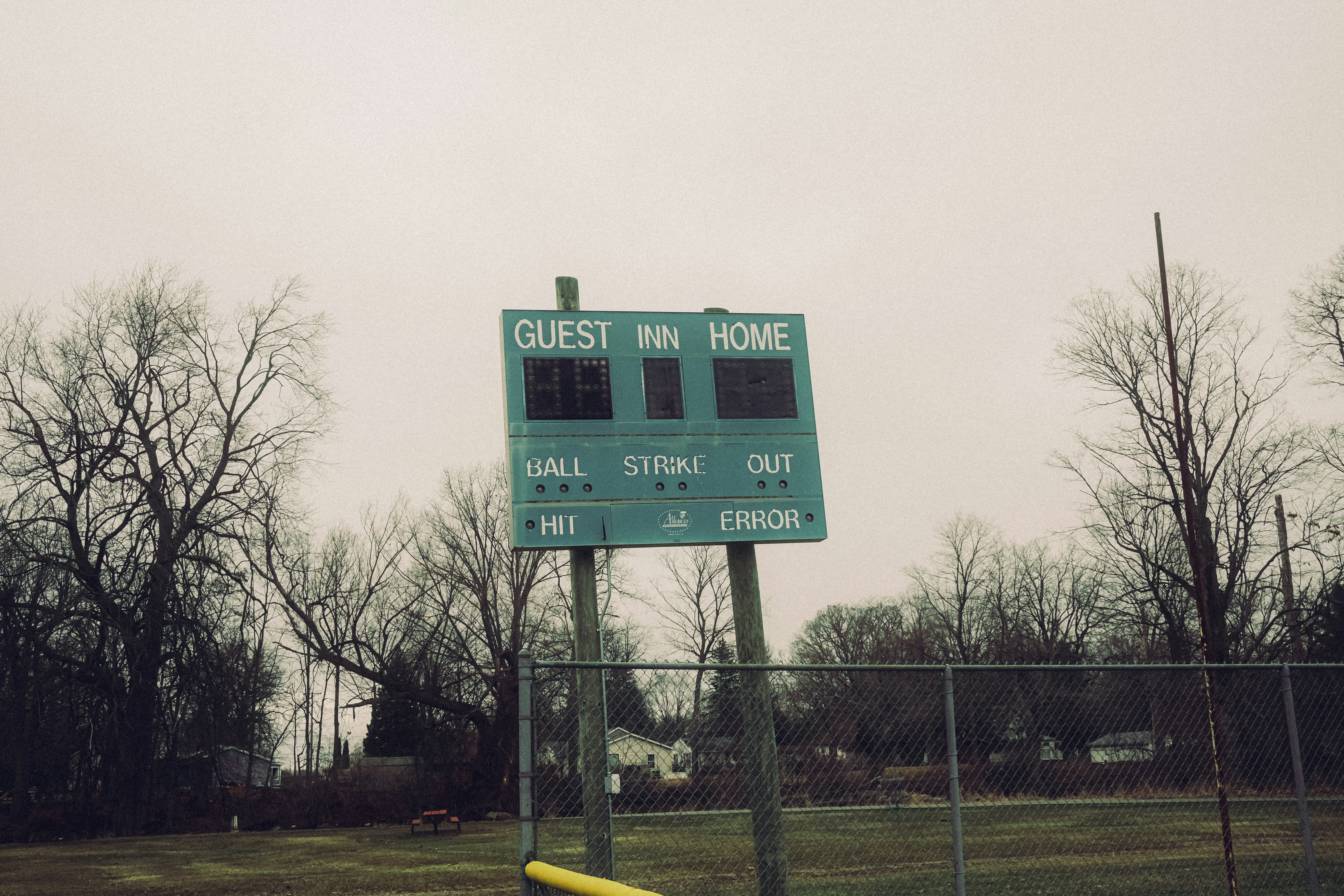 Estadio inglés en noche lluviosa con césped mojado