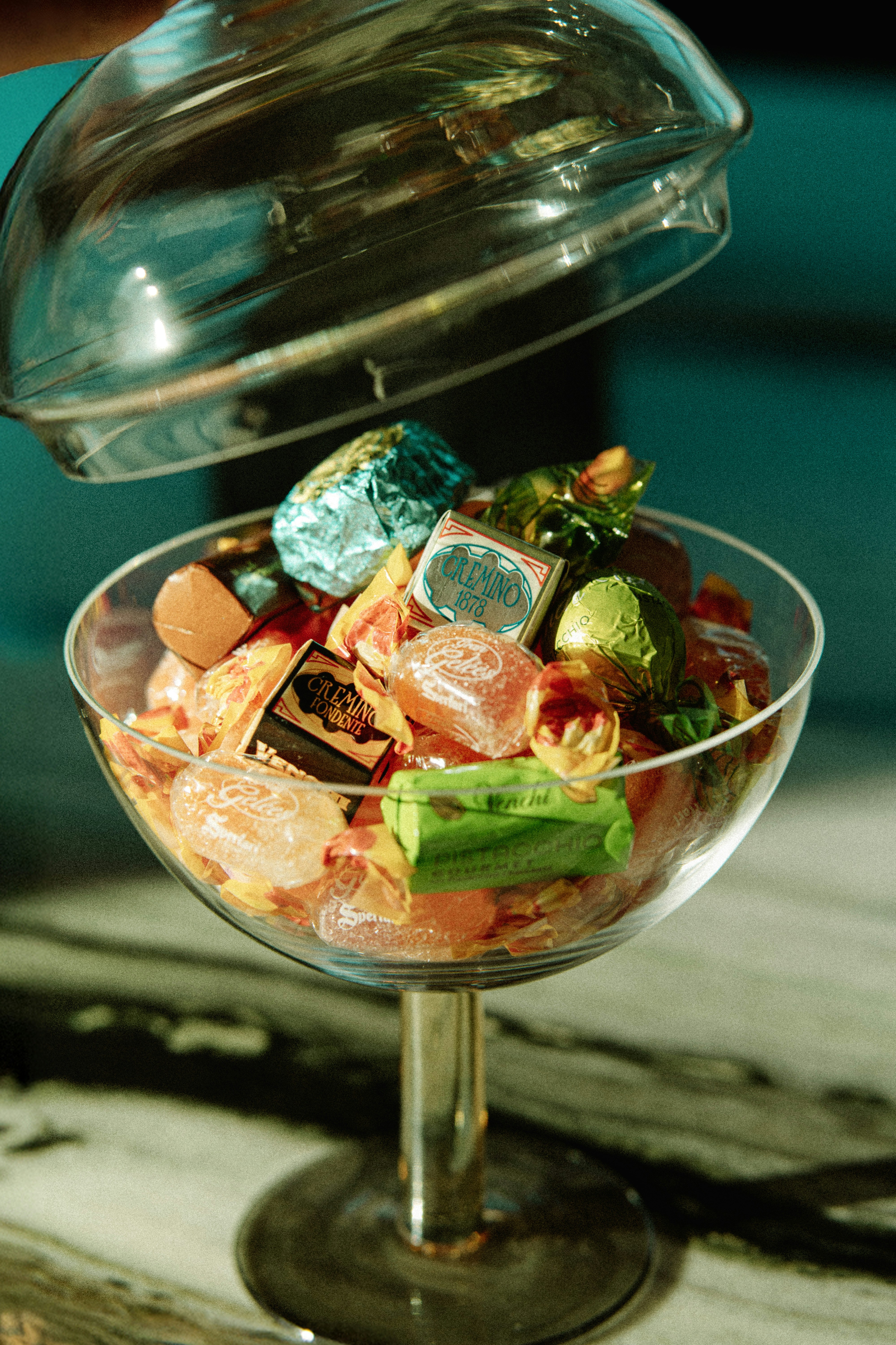 Eine Glasschale gefüllt mit bunten Süßigkeiten.