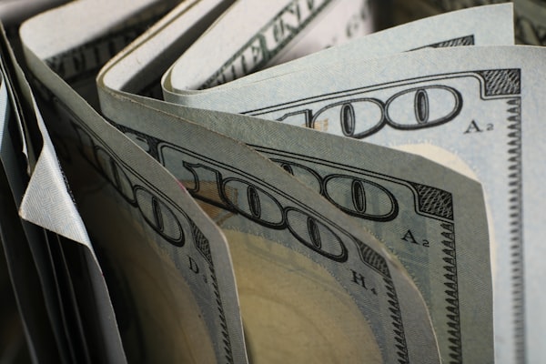 Dólar hoje (21/08): moeda cai 0,93% e fecha a R$ 5,14