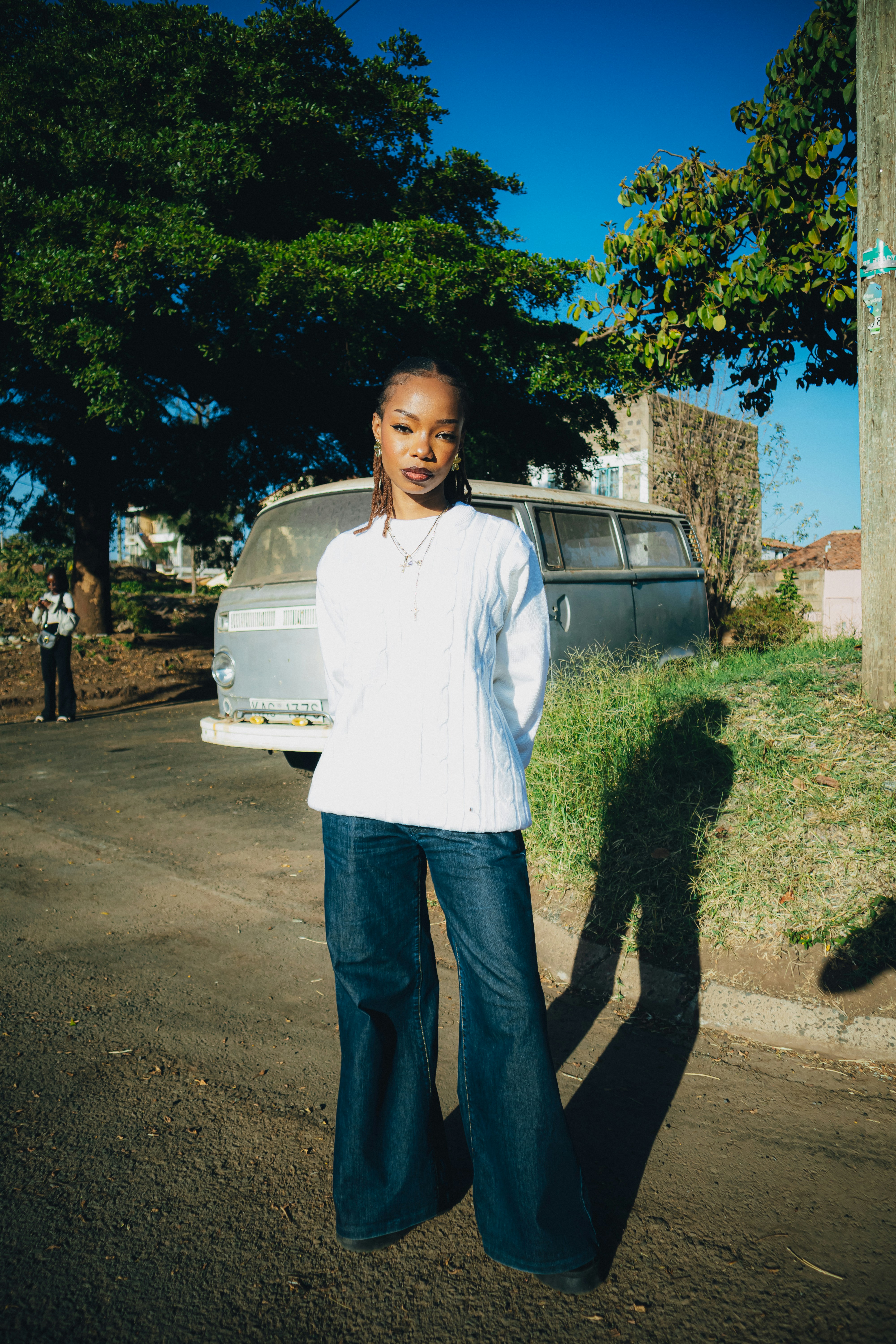 Junge Frau steht vor einem Vintage-Van
