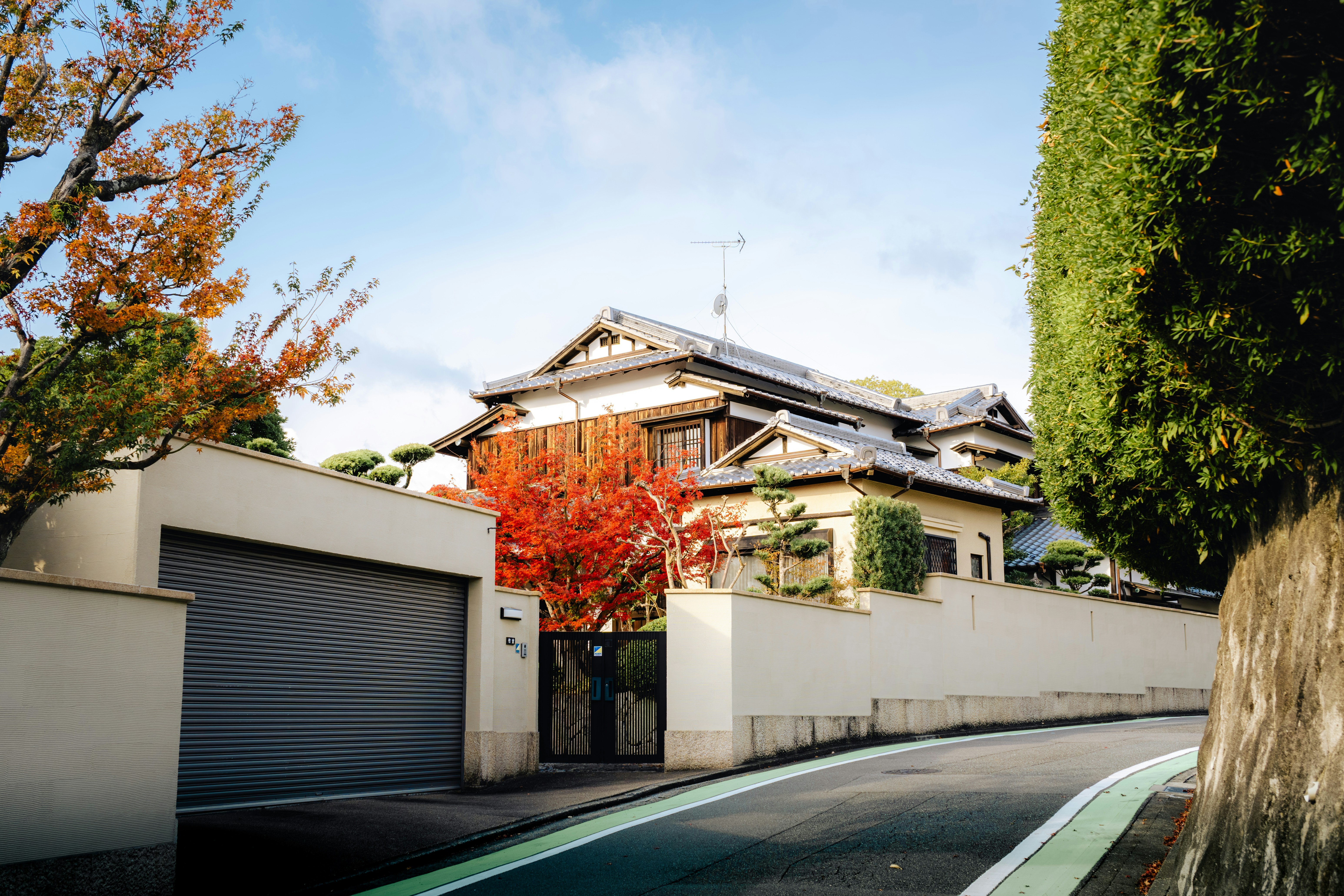 Uma casa tradicional japonesa com folhagem de outono.
