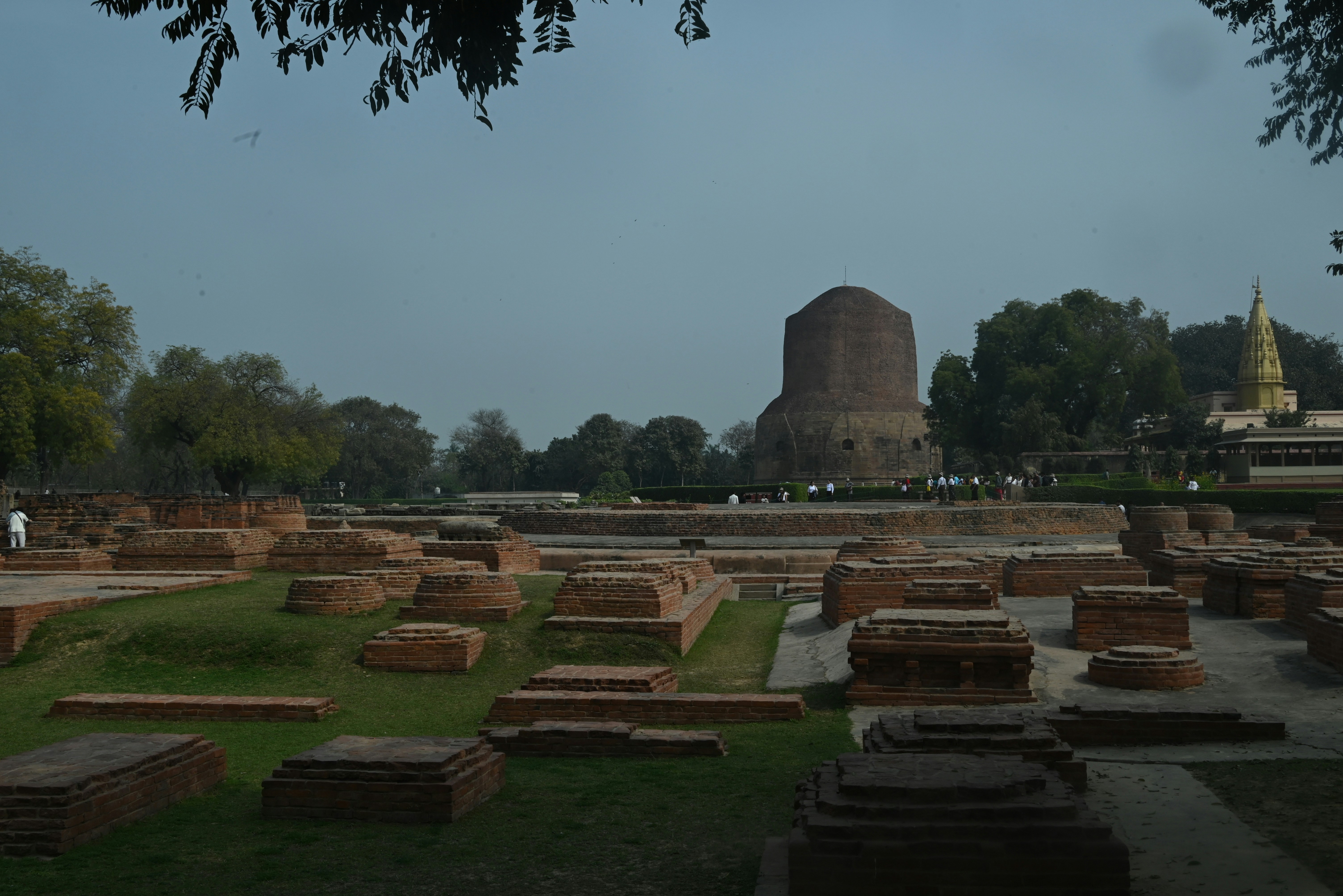 고대 유적과 배경에 큰 스투파가 있습니다.