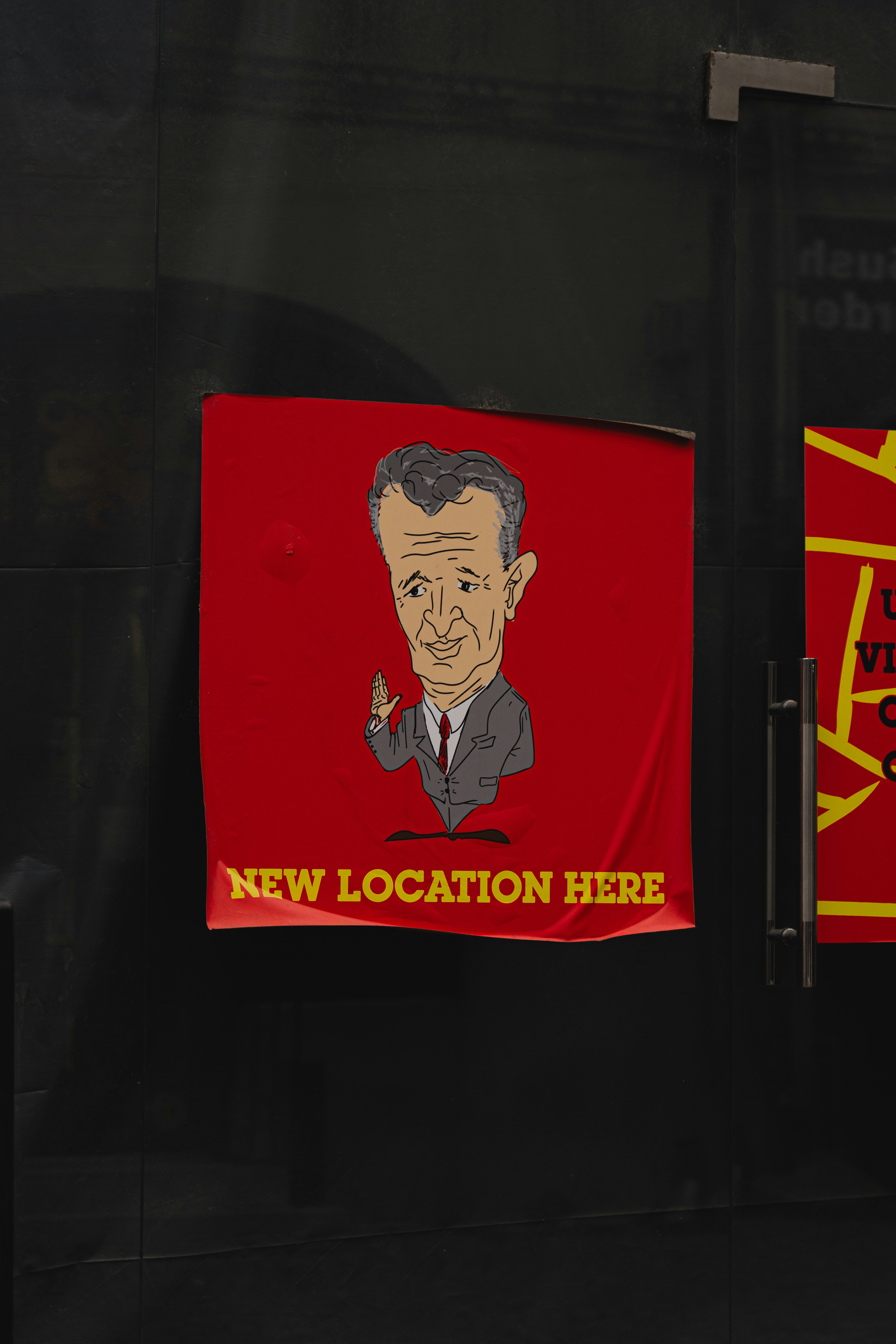 Caricature de l’homme avec un texte « nouvel emplacement ici »