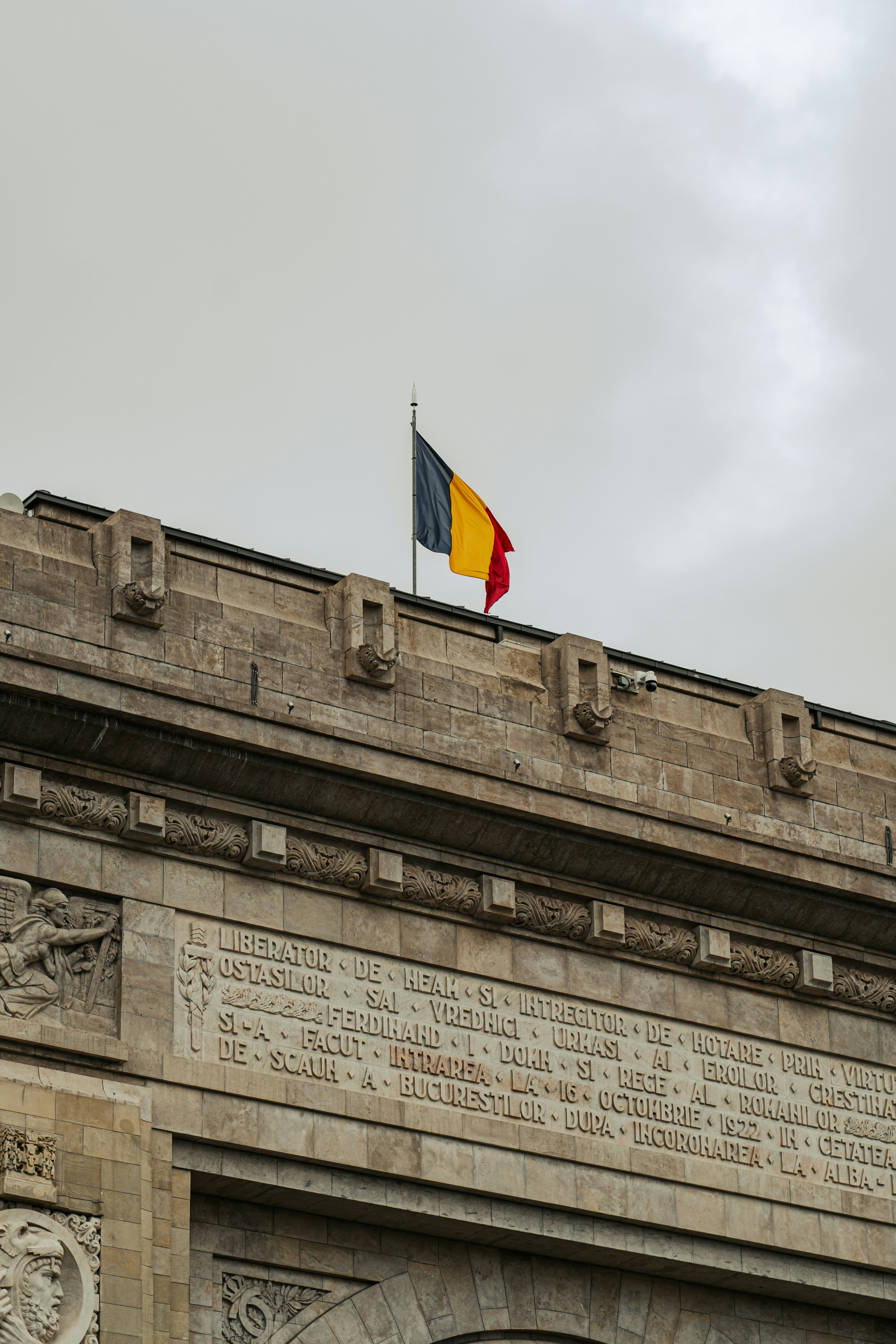 ルーマニアの国旗が石のアーチの上に掲げられています