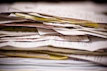 Pile de courrier et factures à traiter pendant l'été