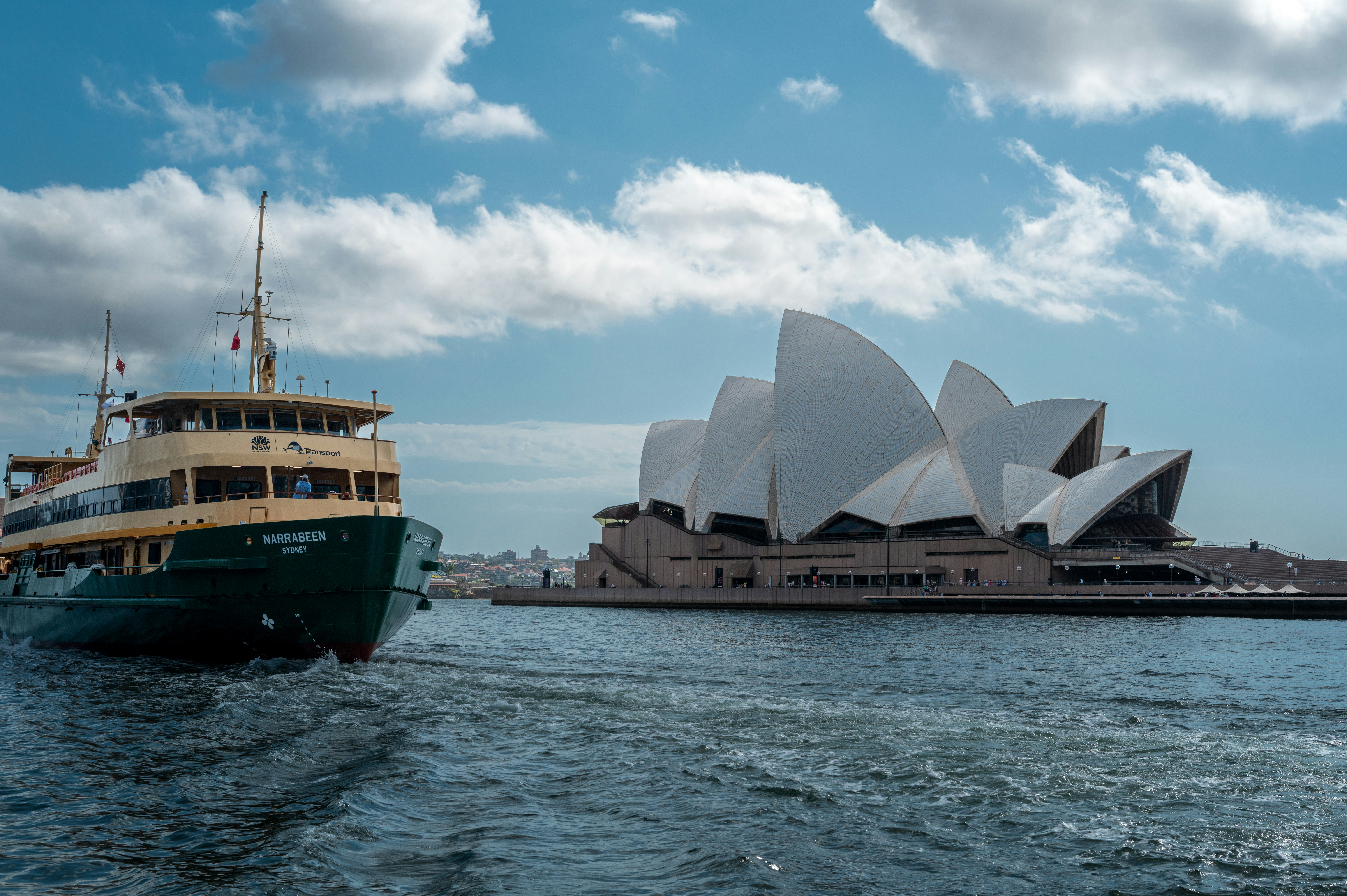 Un traghetto si avvicina al Sydney Opera House.