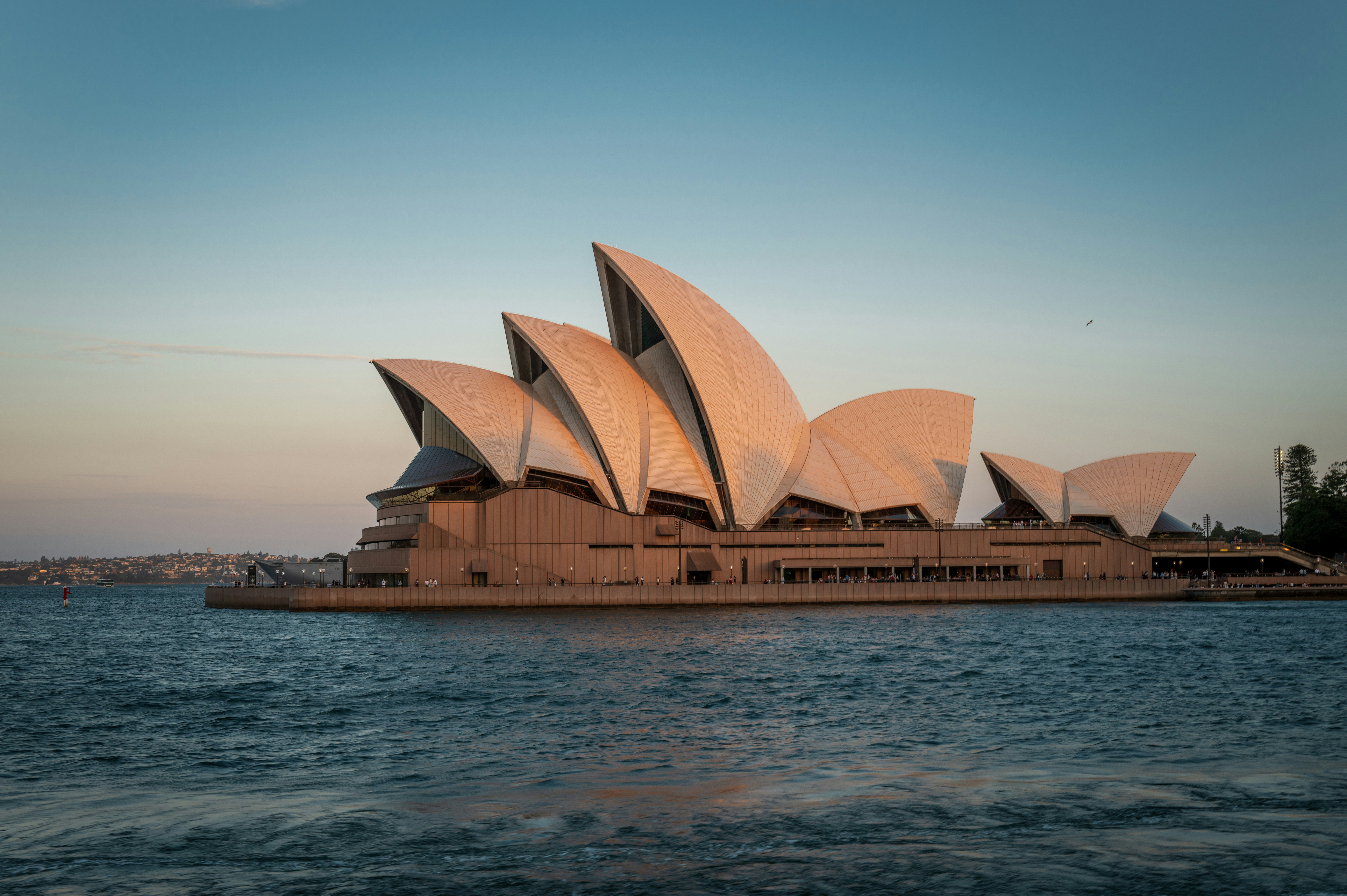 Teatro dell'opera di Sydney al tramonto sull'acqua