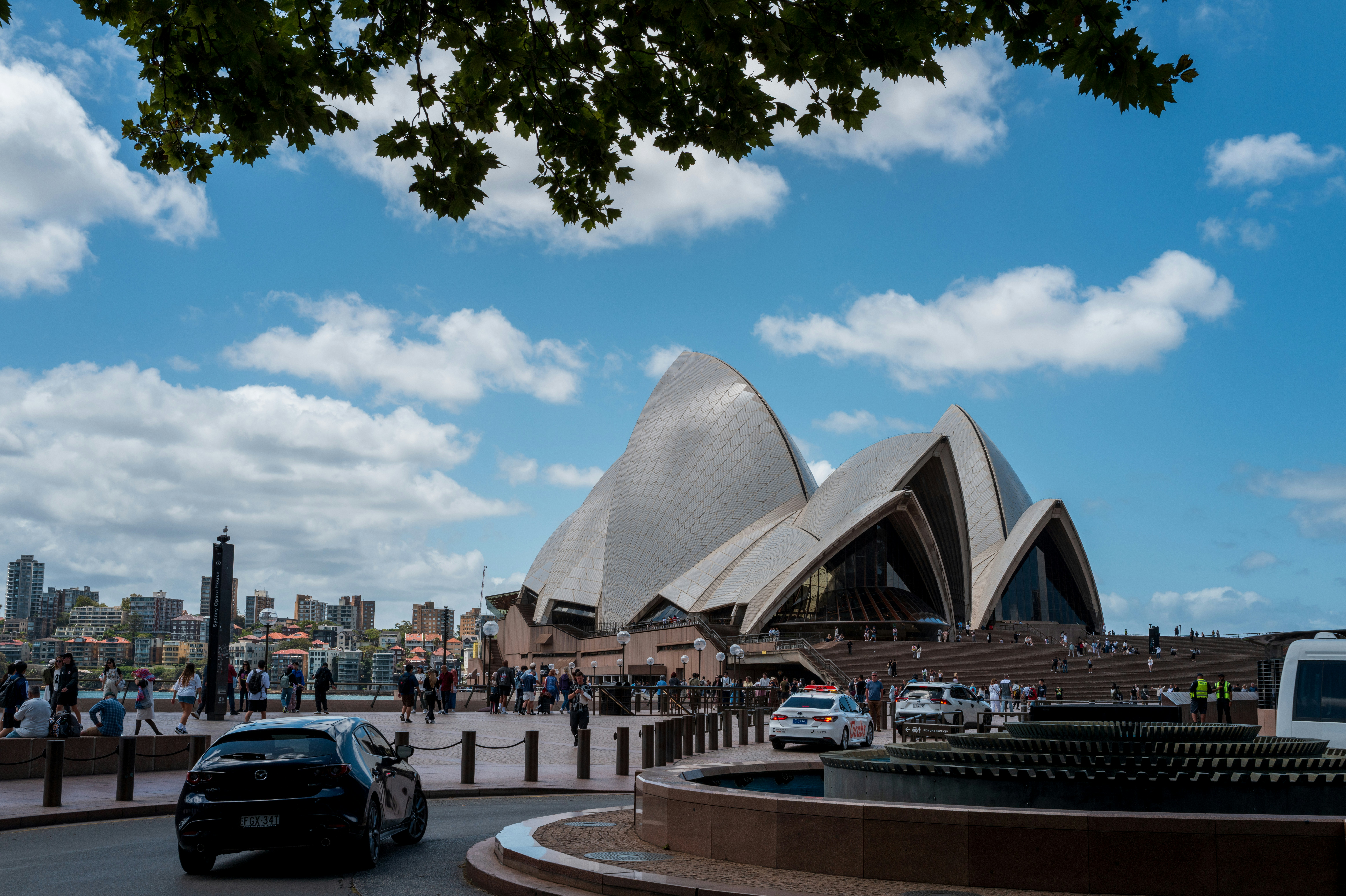 Sydney Opera House in una giornata di sole con nuvole