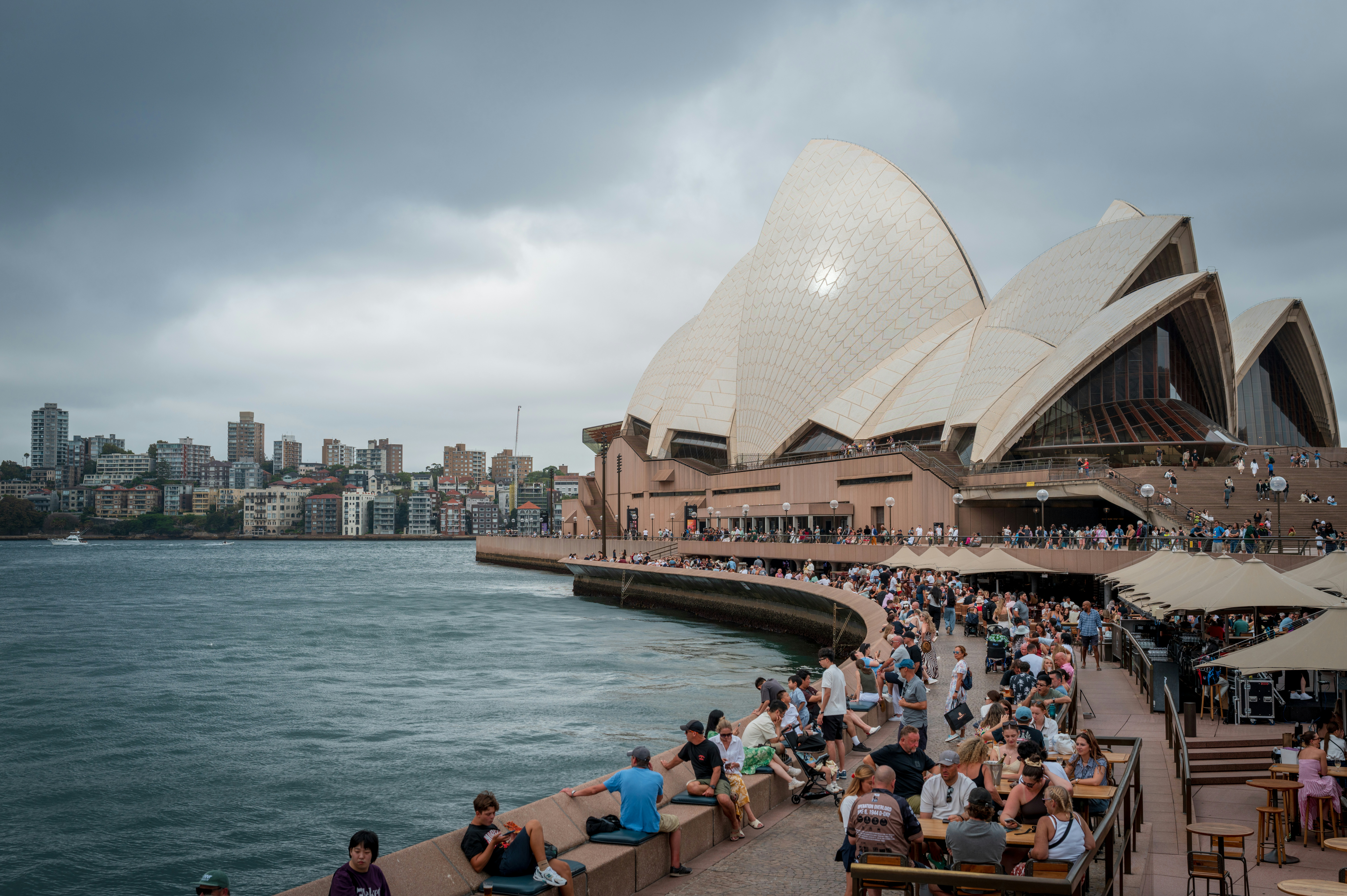 Sydney opera house con molte persone all'esterno