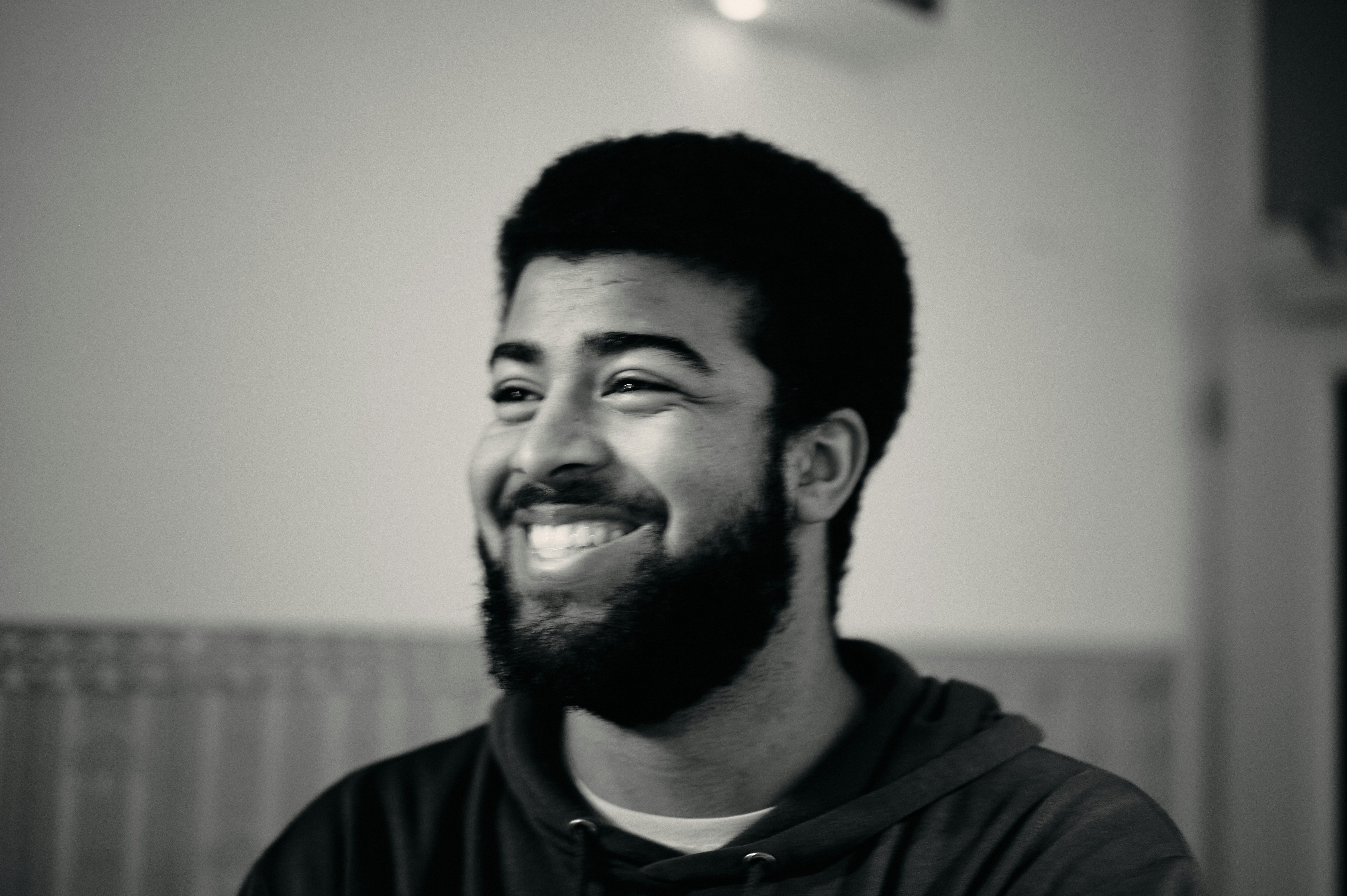Un hombre sonriente con barba y afro