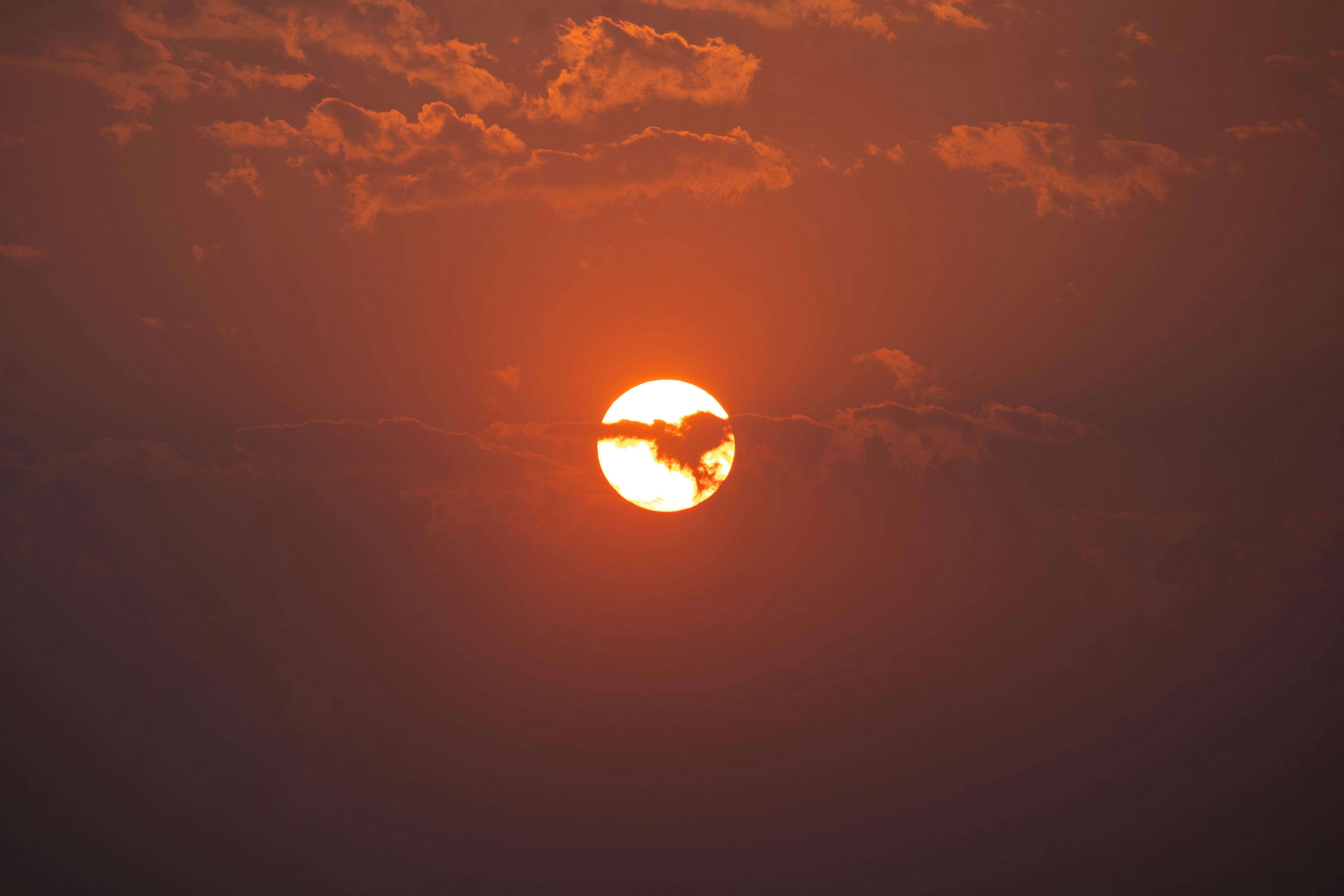 The sun is setting behind clouds photo – Free Sunset Image on Unsplash