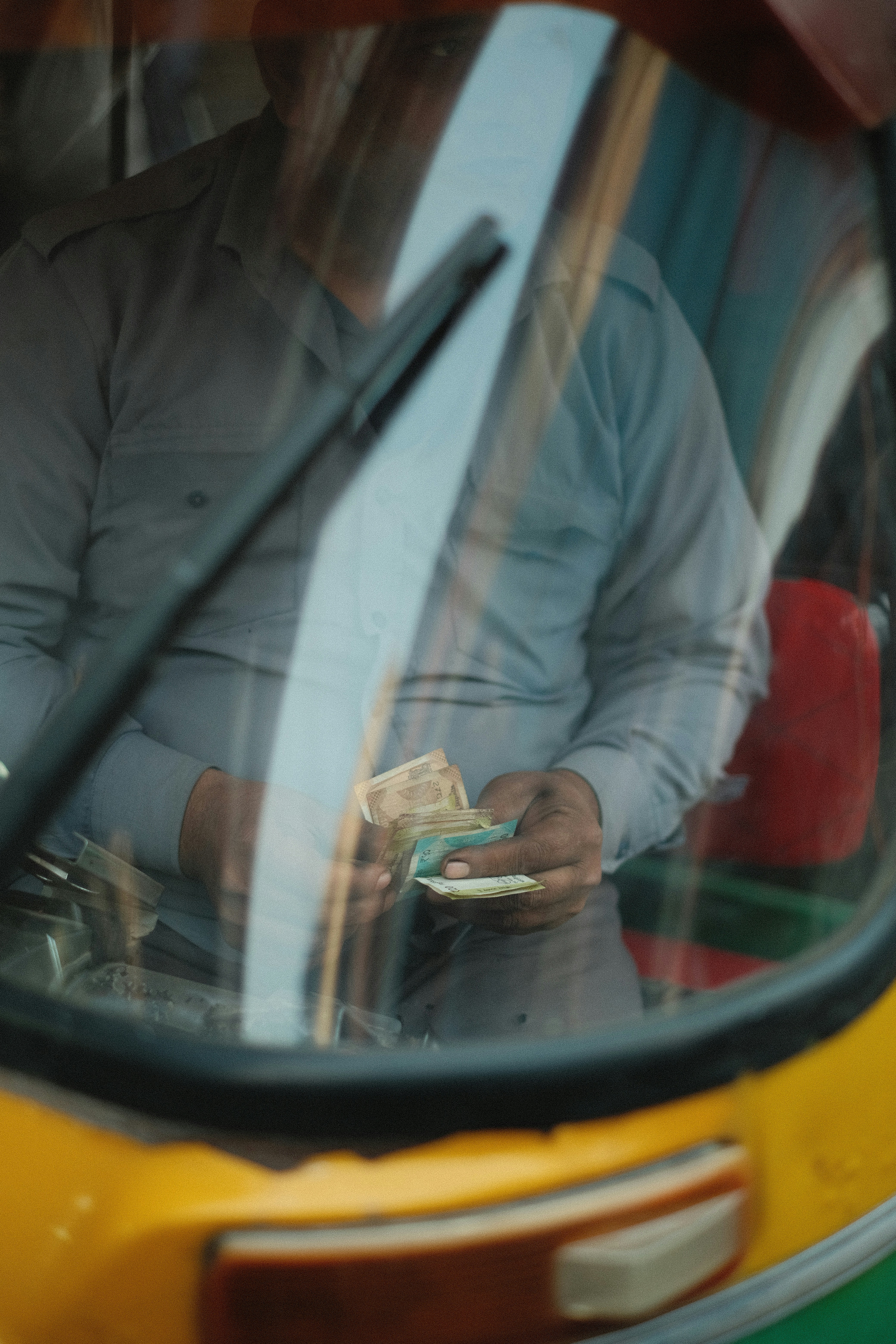 Homem contando dinheiro dentro de um veículo