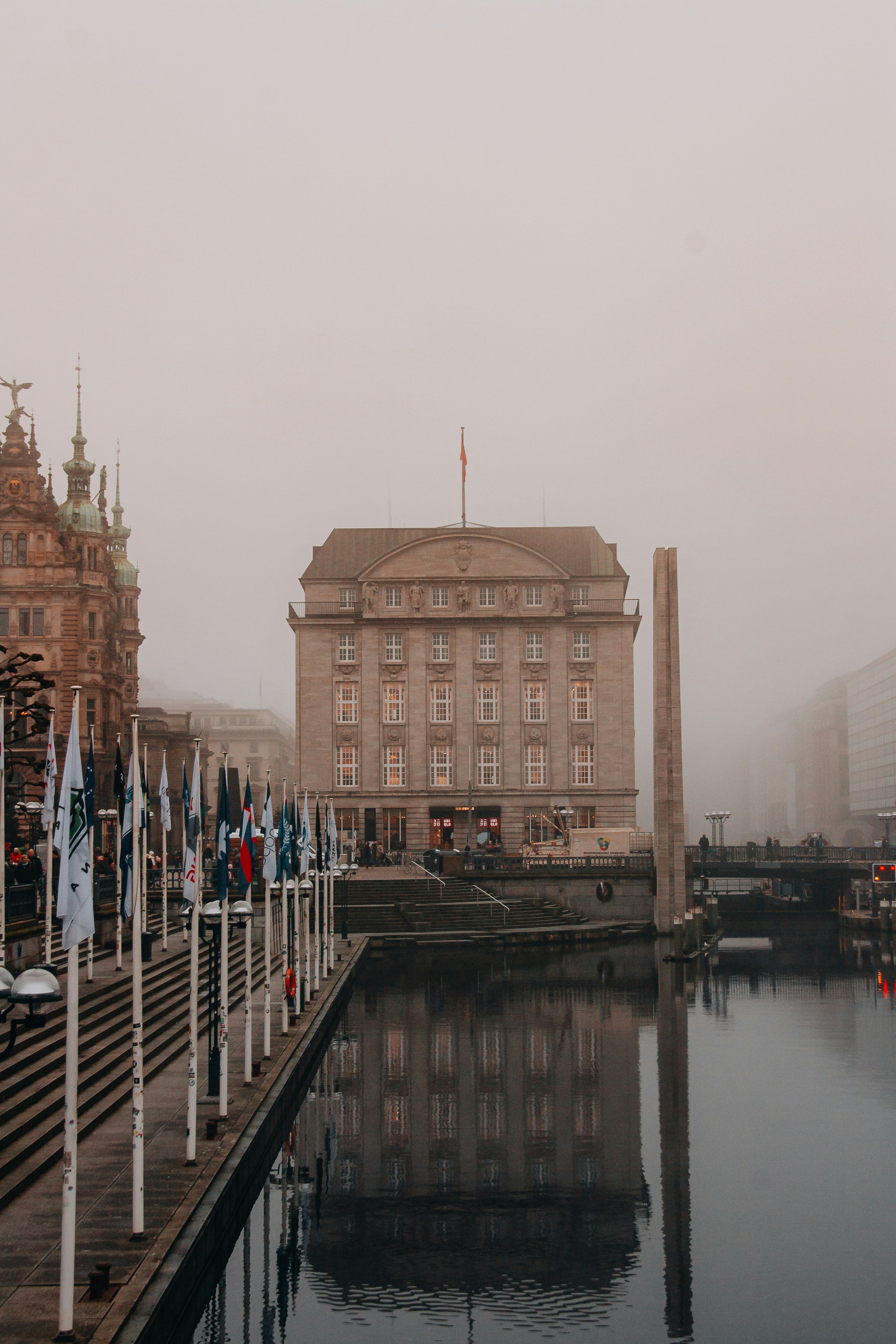 El edificio reflejado en el agua en un día de niebla