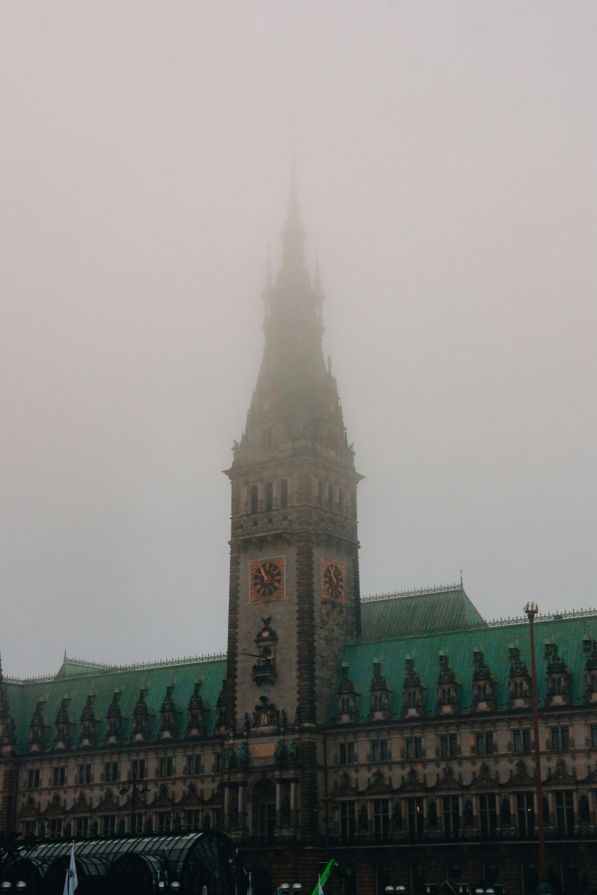 Torre del edificio histórico envuelta en niebla