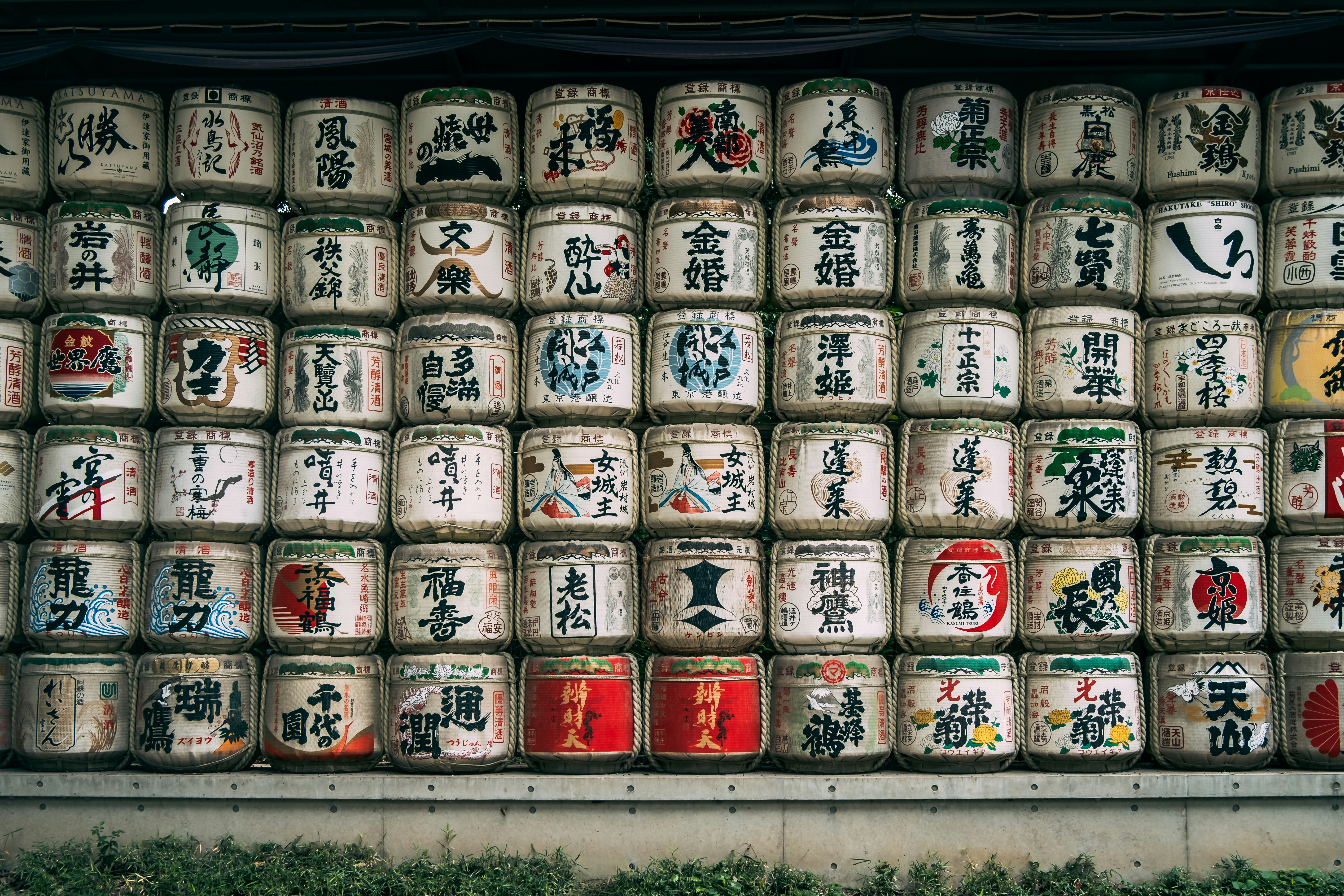 Mur de barils de saké japonais avec calligraphie