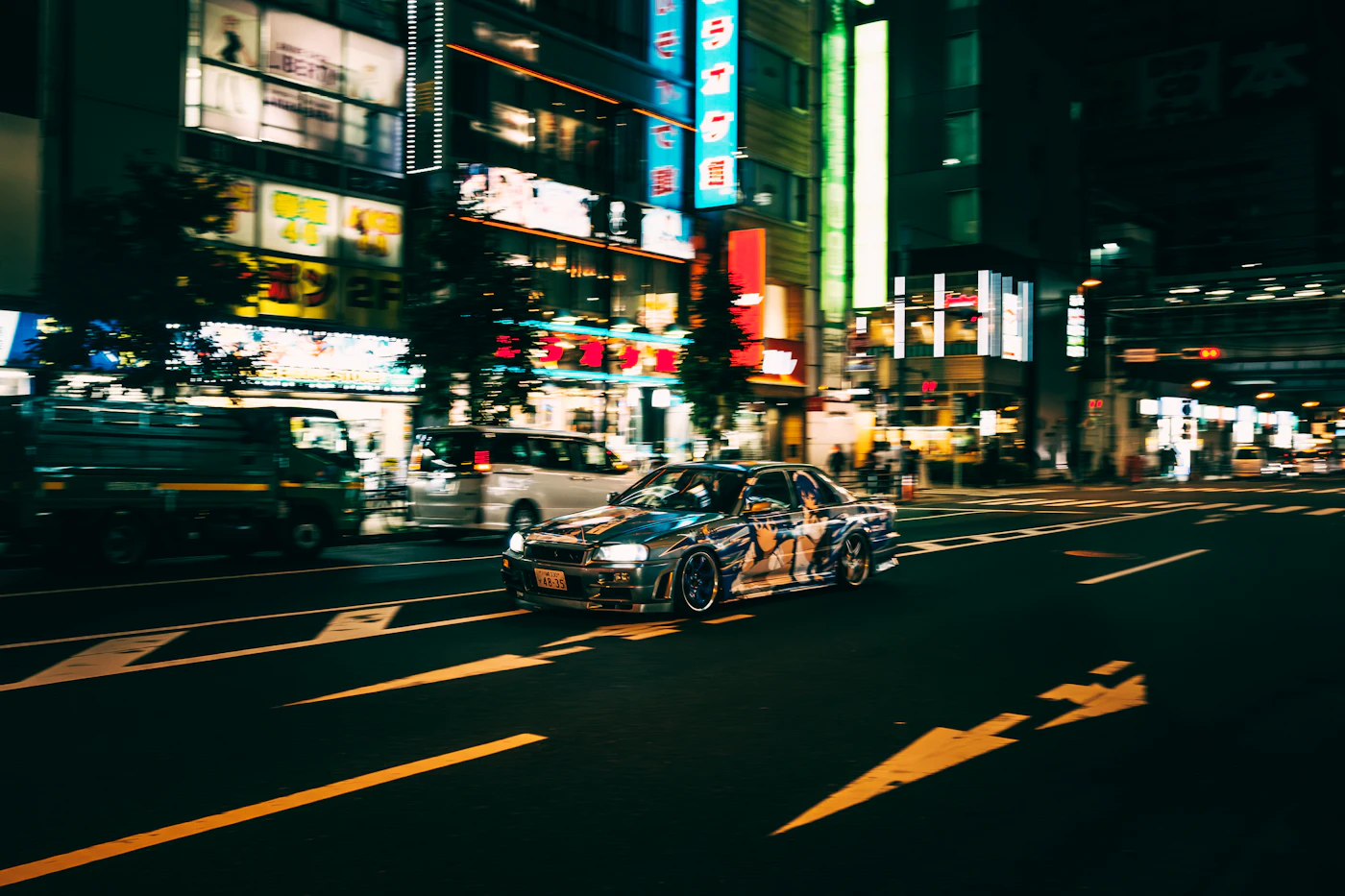 ネオンの街を走る改造車