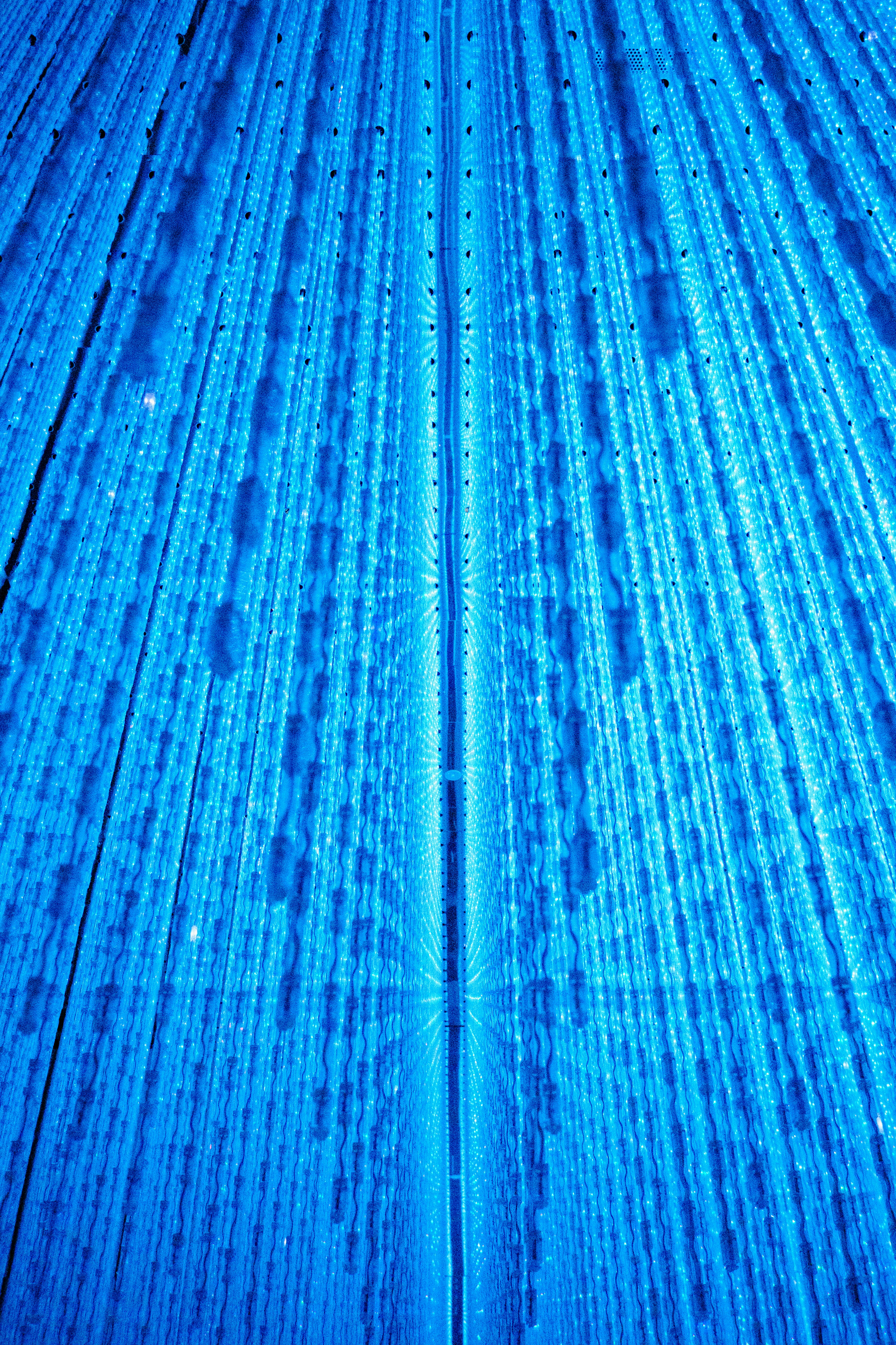 Des traînées de lumière bleue abstraites formant un effet tunnel