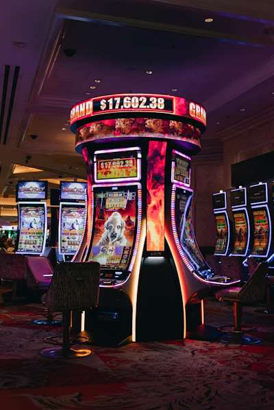 Aparate slot într-un cazinou, cu display de jackpot aprins