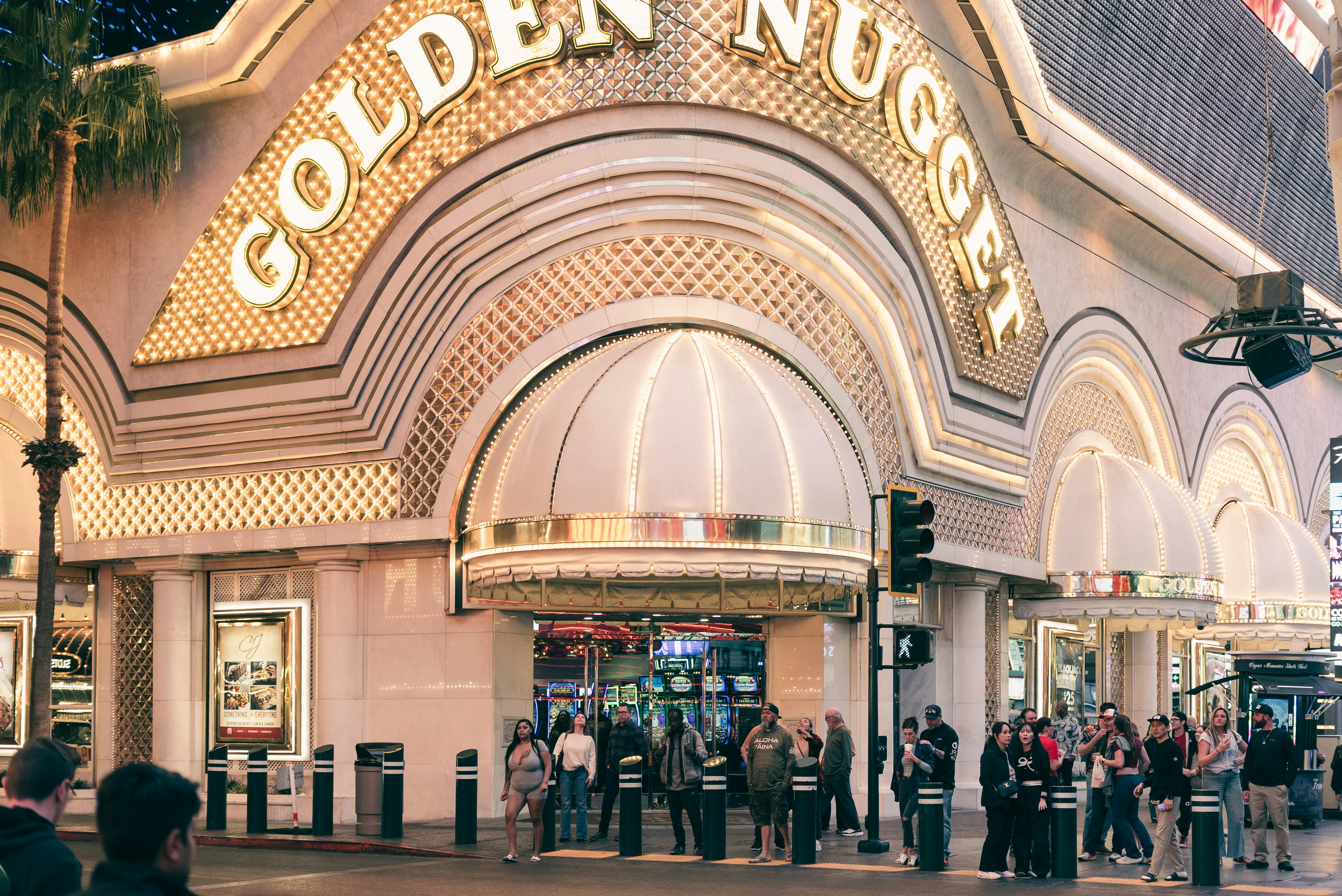 Luces neón de máquinas de casino en una sala oscura