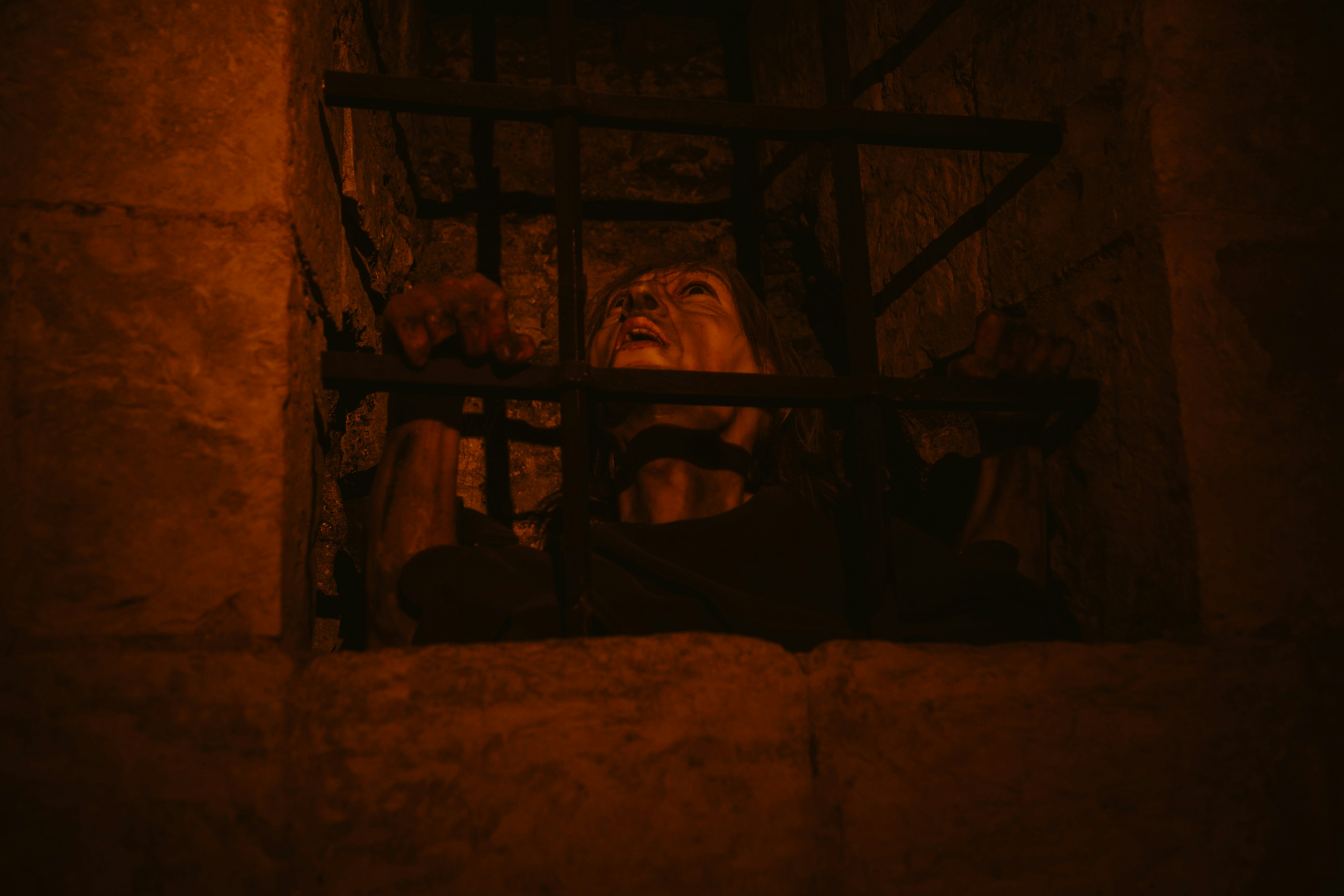 El rostro de una persona tras las rejas de la cárcel