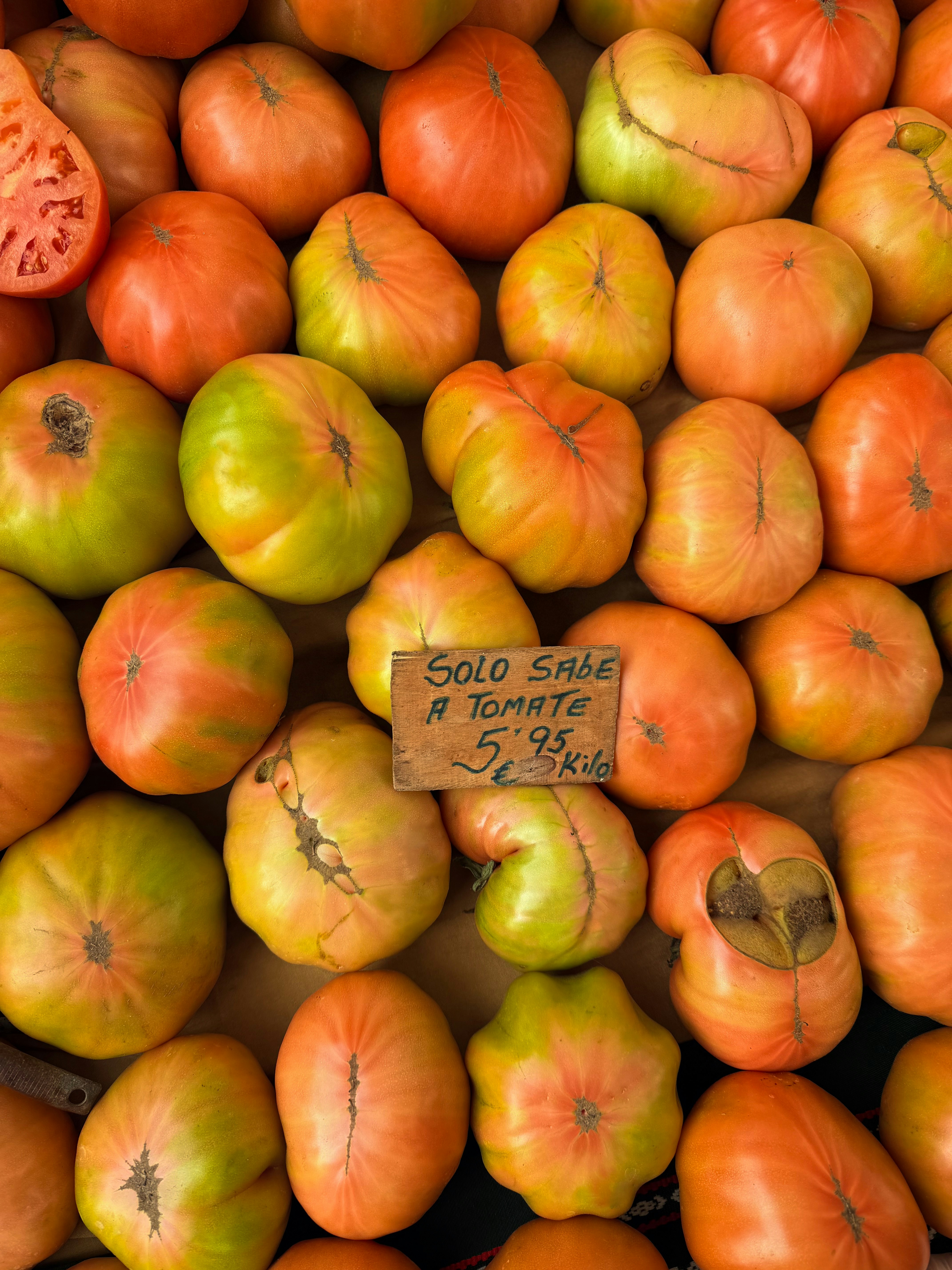 Un tas de tomates mûres et non mûres à vendre