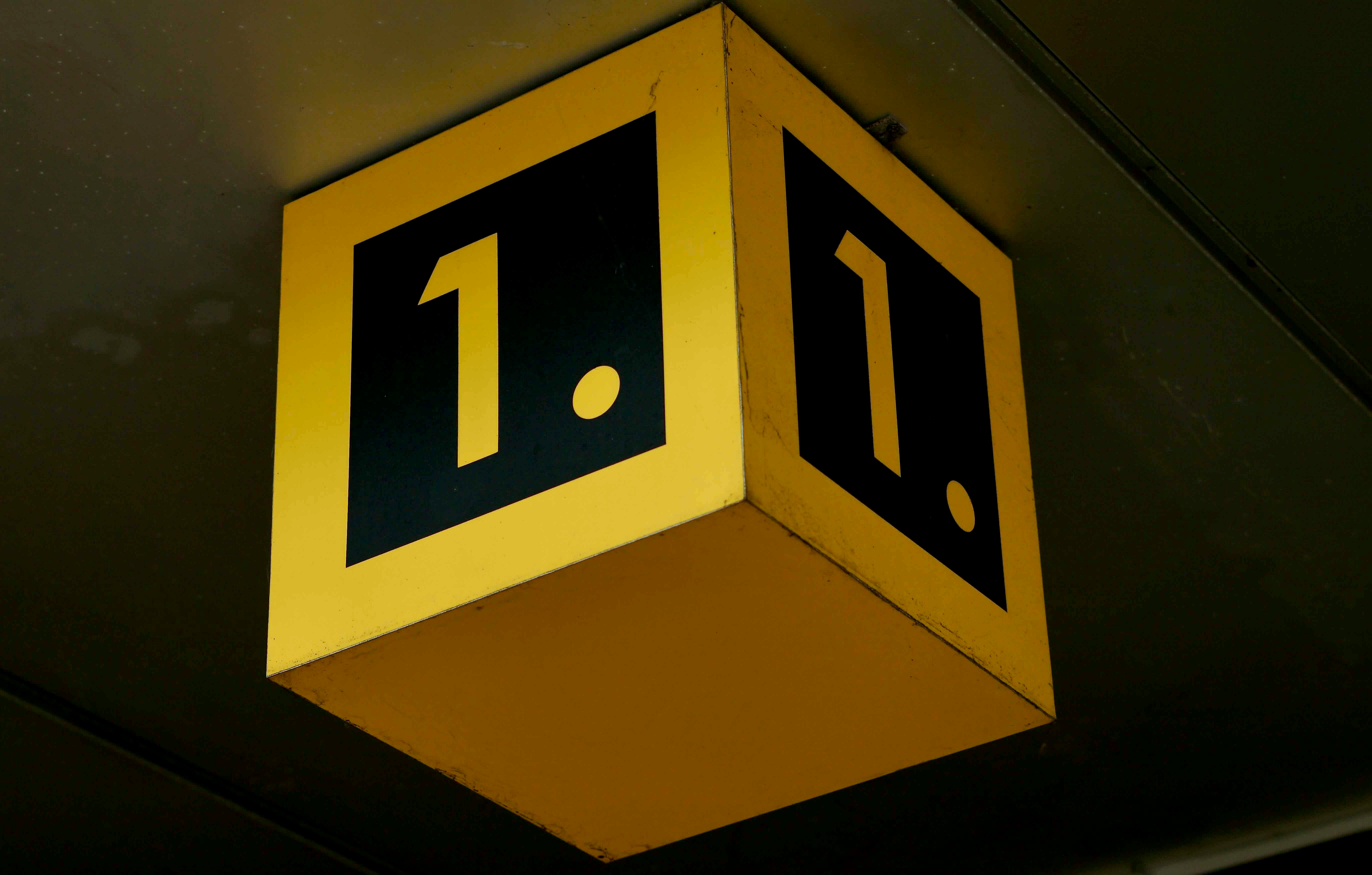 Un signe cubique avec le nombre 1