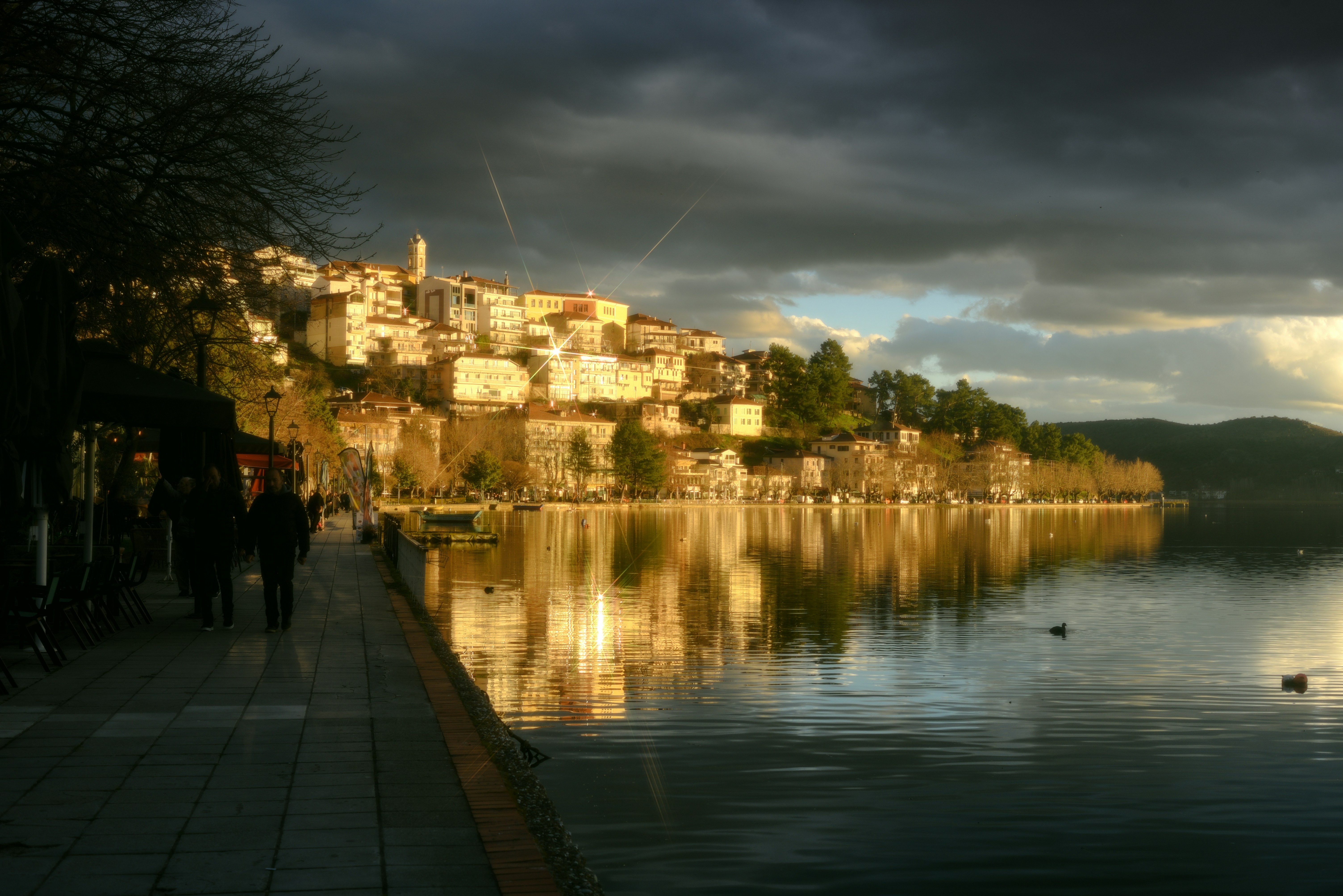 La città riflessa su un lago calmo al tramonto