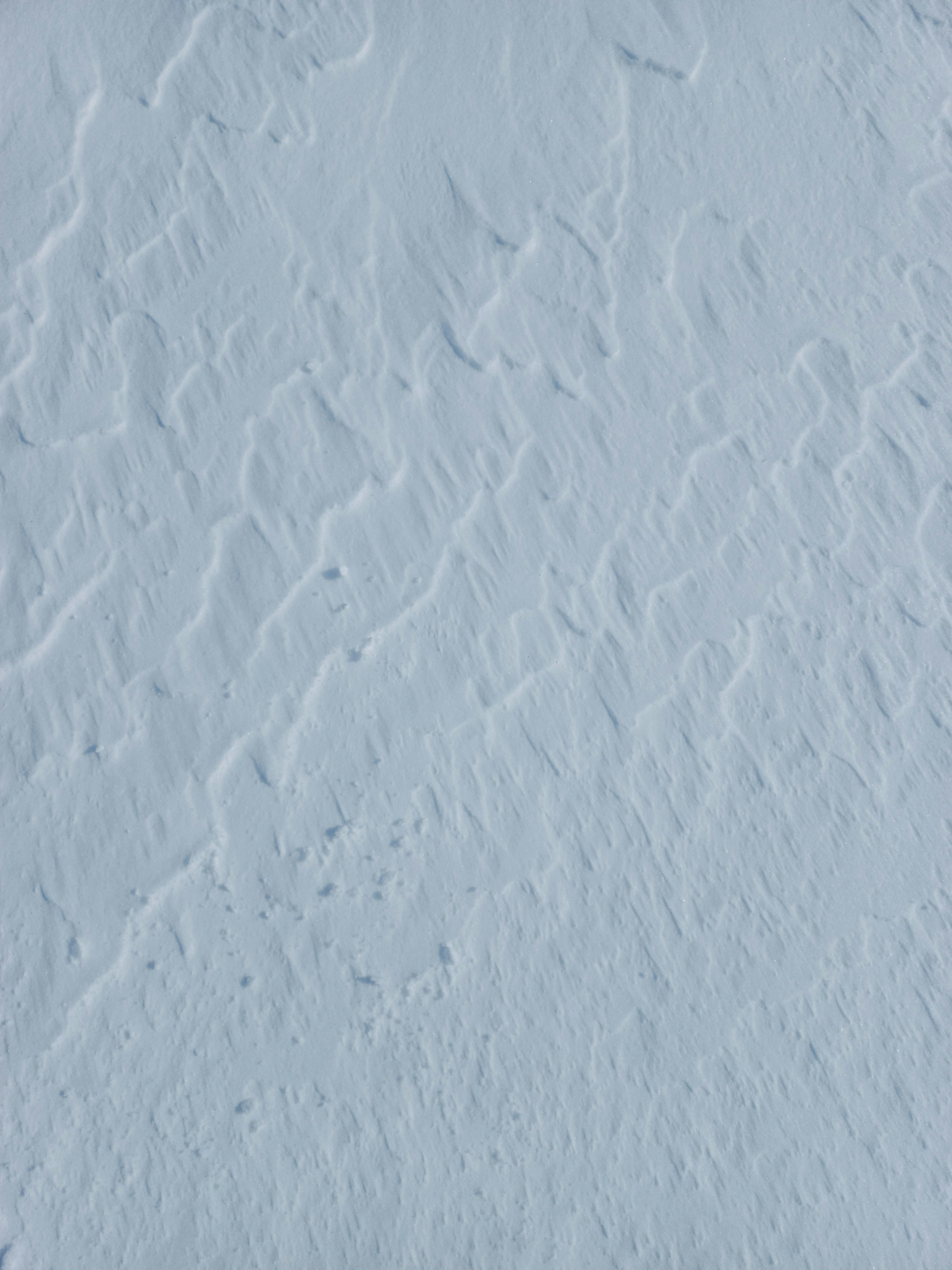 Texturierte Schneeoberfläche mit Windmustern