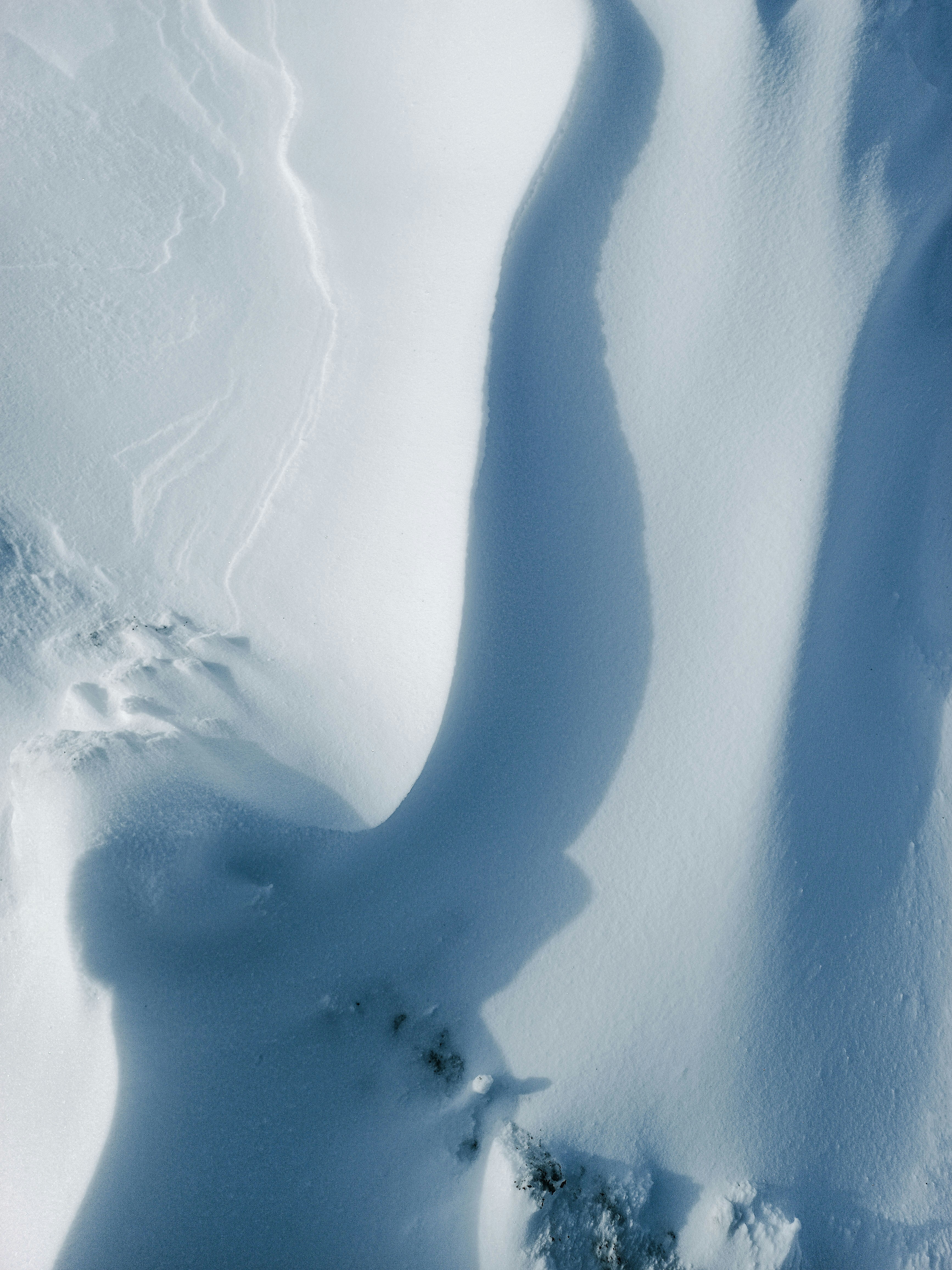 Abstrakte Muster aus Schnee und Schatten auf einem Berg