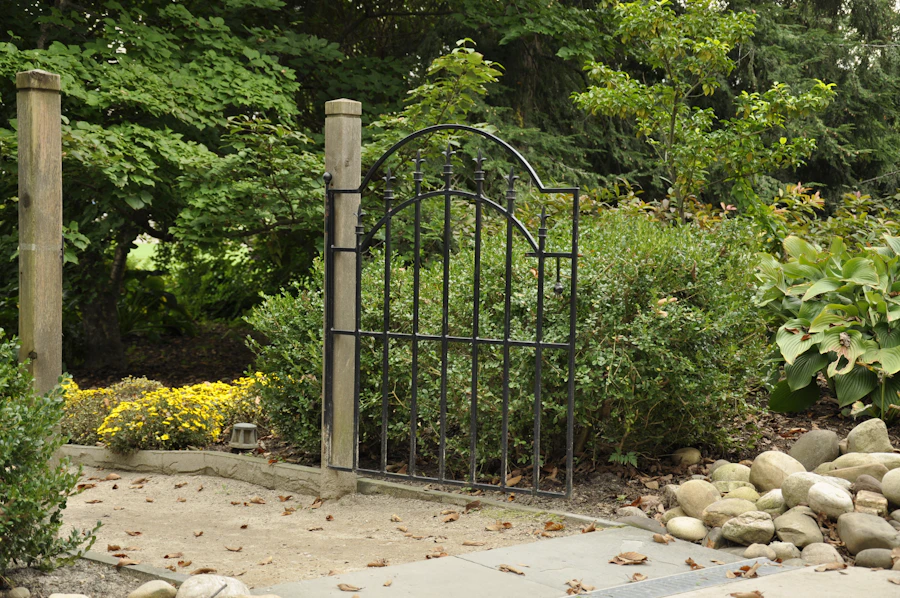 Entrée de maison avec jardin entretenu