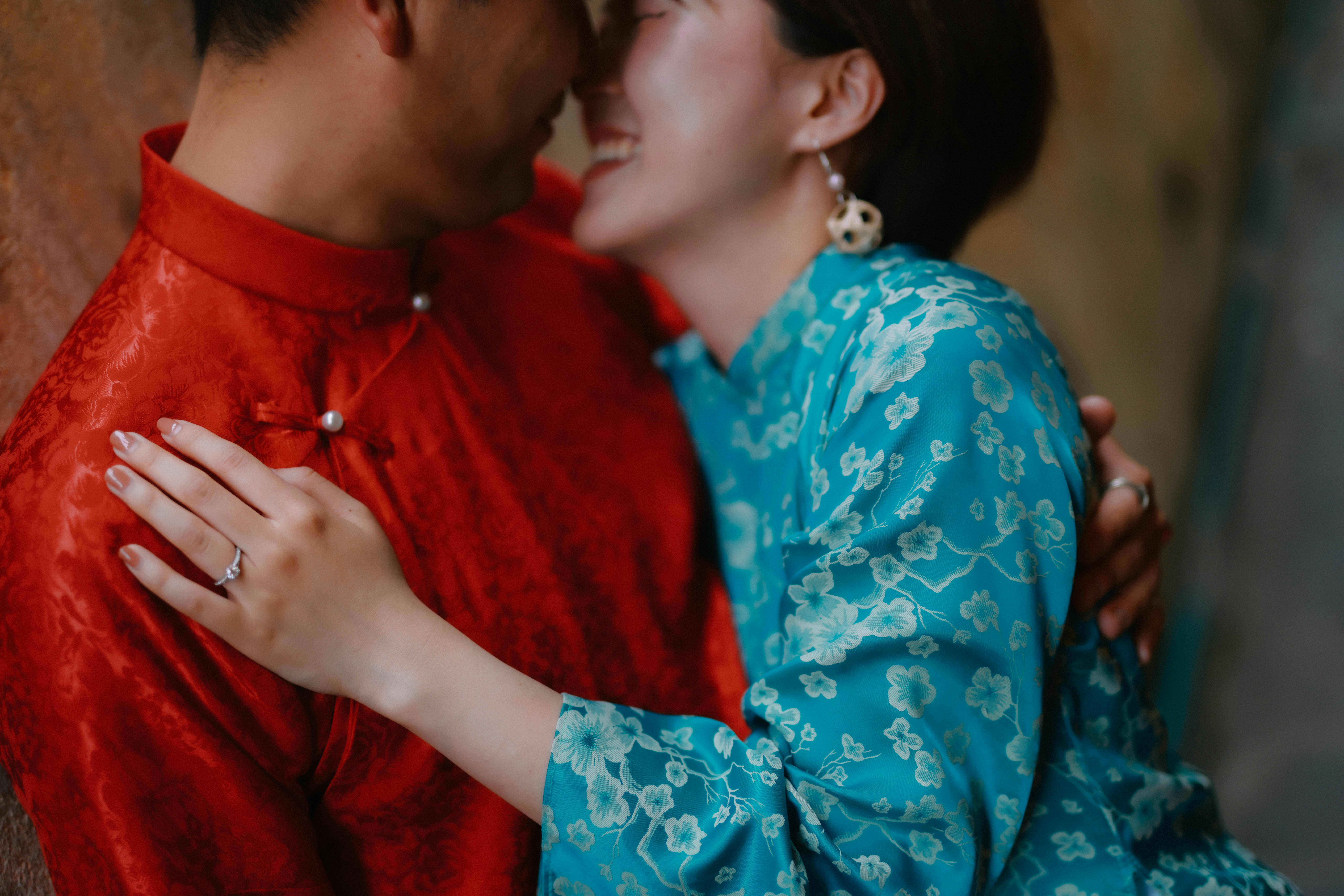 Paar in traditioneller chinesischer Kleidung umarmt sich