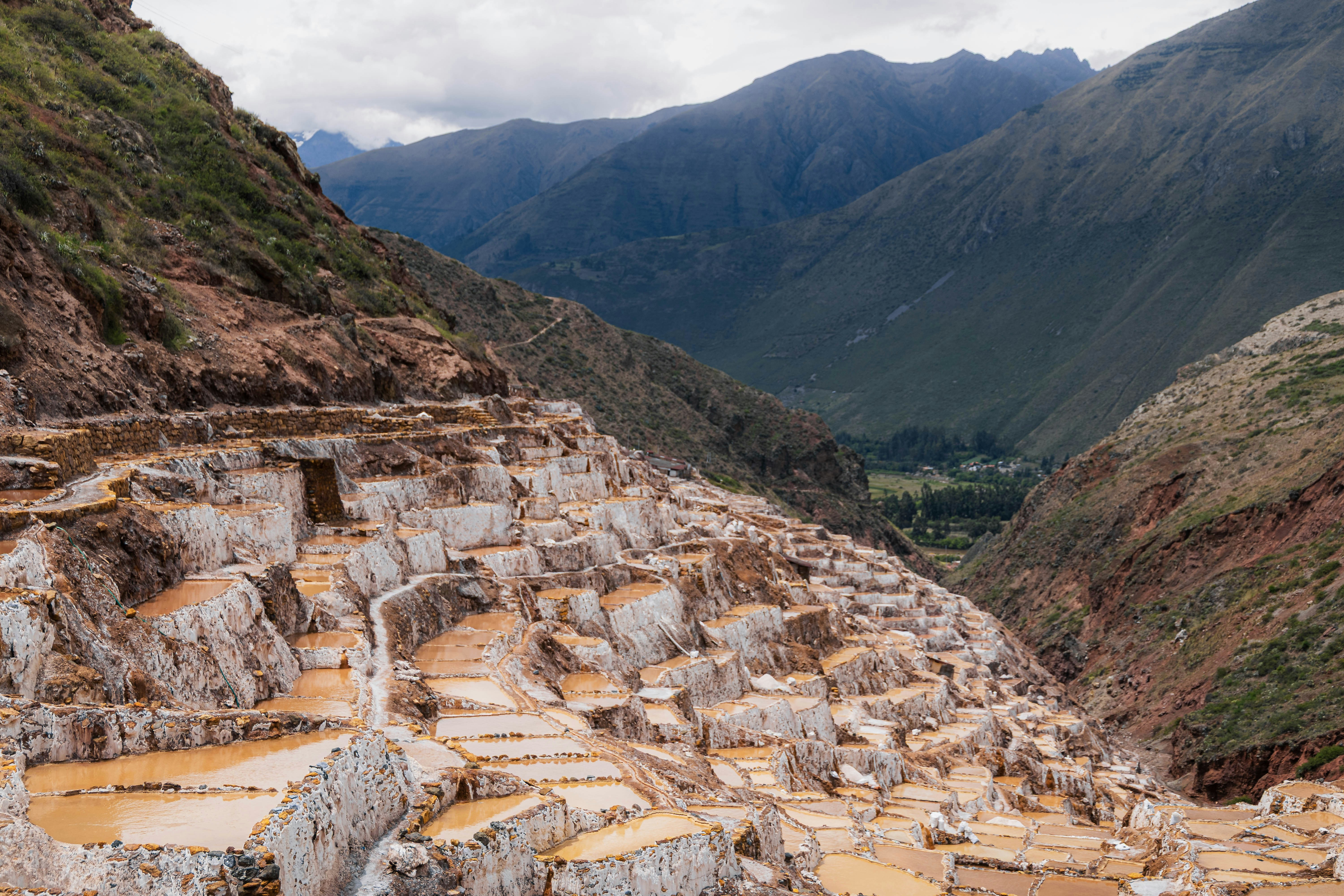 Terrassierte Salzpfannen in einen Berghang gehauen
