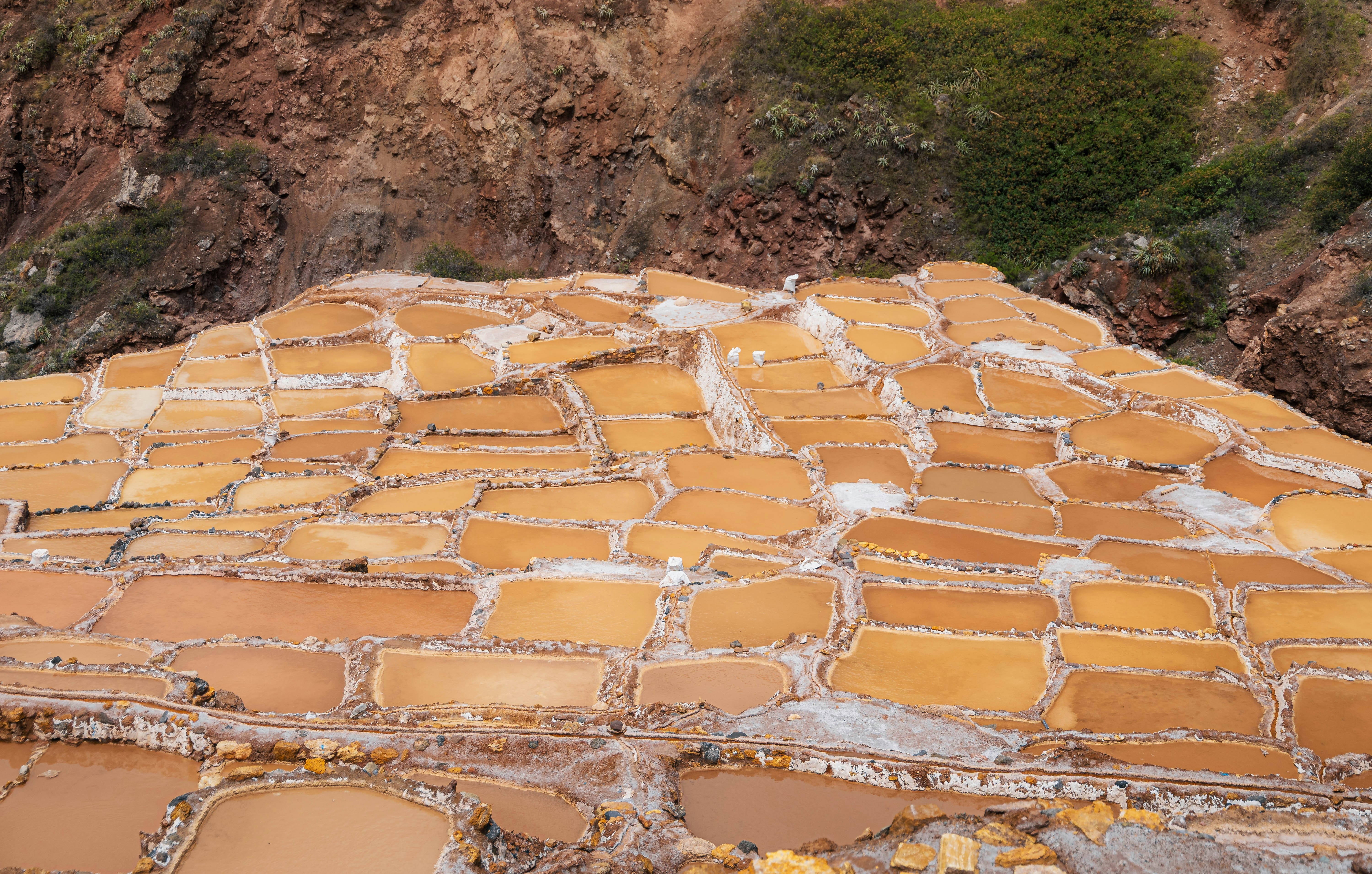 Terrassierte Salzverdunstungsbecken in den Anden