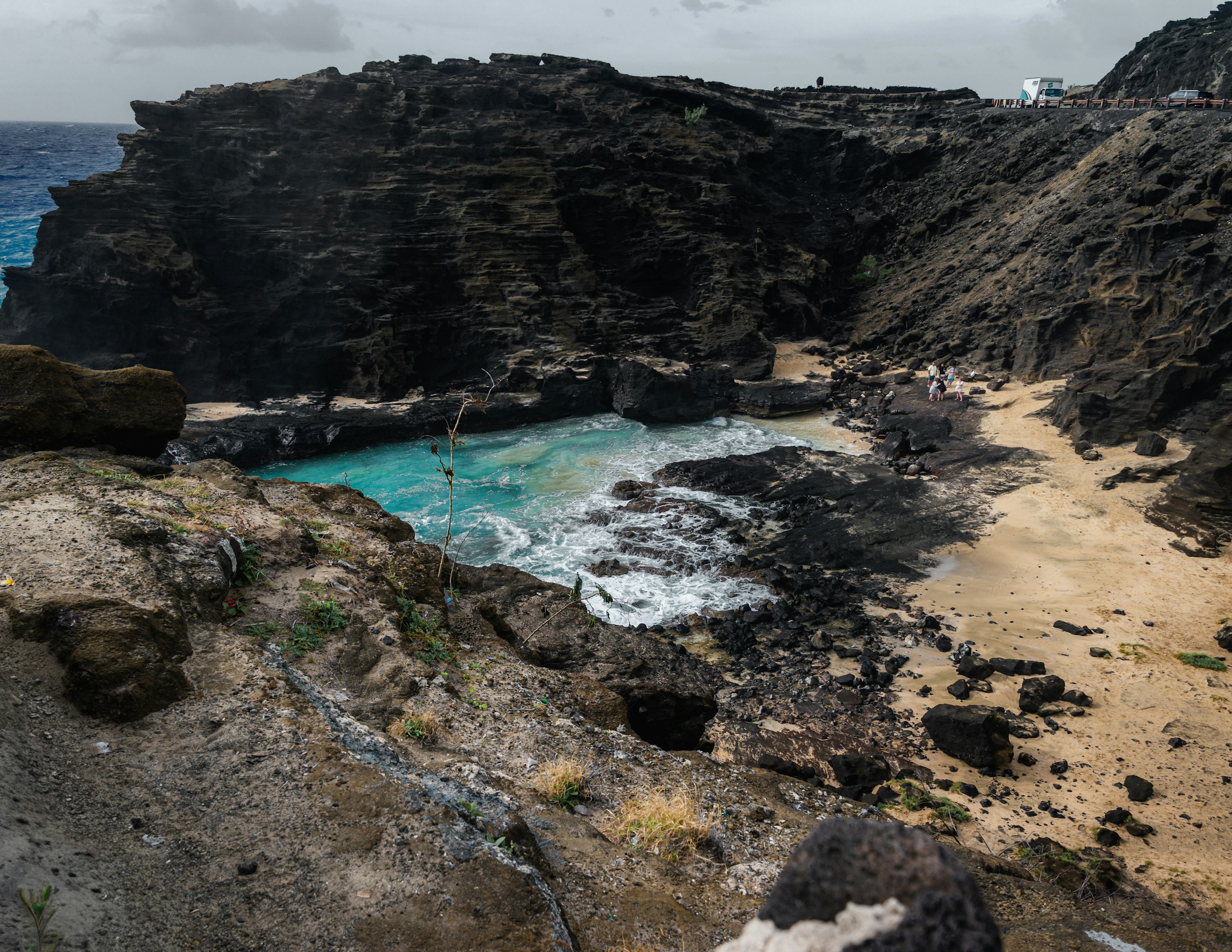 Crique turquoise protégée par des falaises