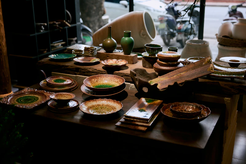 Assortiment de bols et vases en céramique artisanale