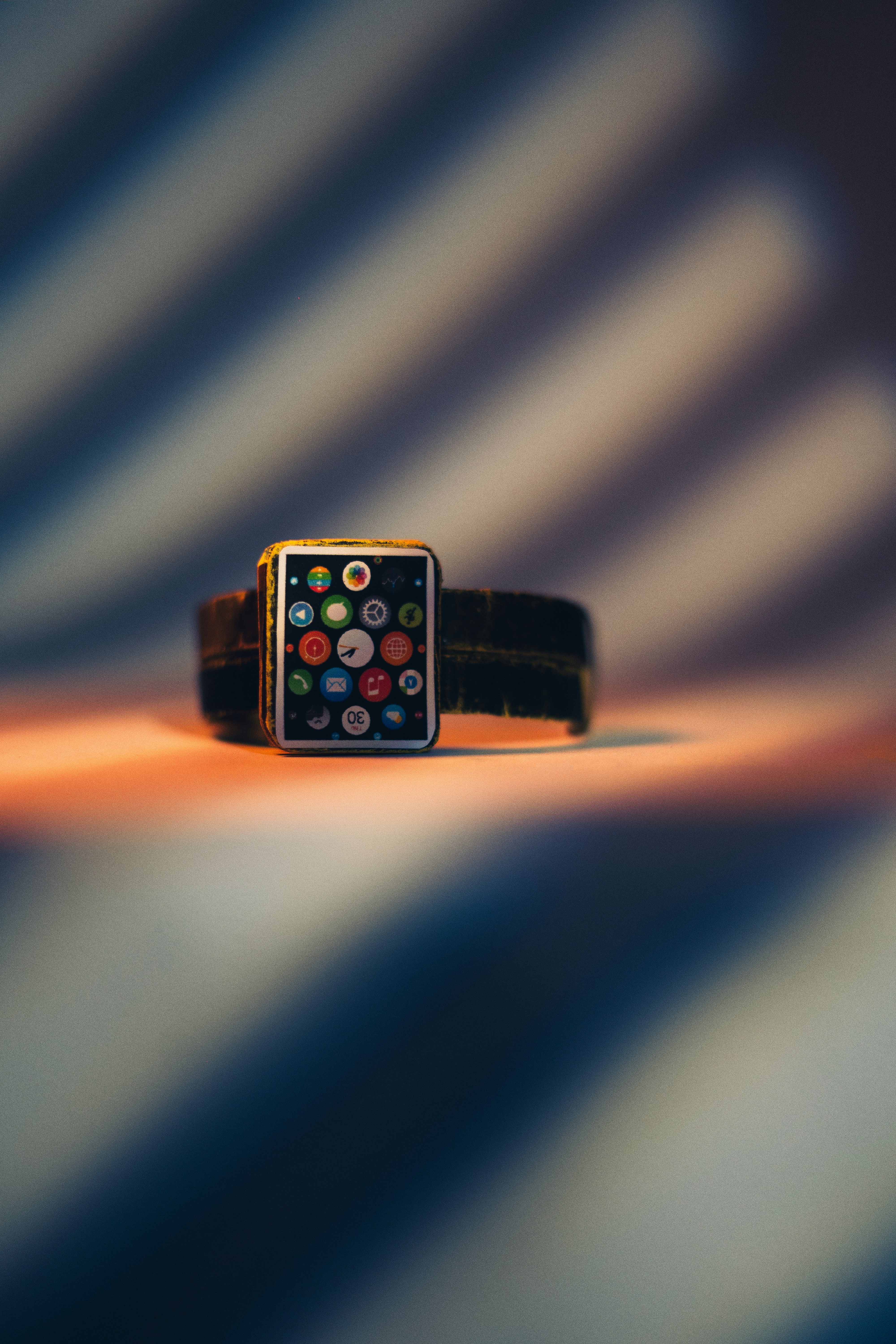 Smartwatch mit bunten App-Symbolen auf dem Bildschirm