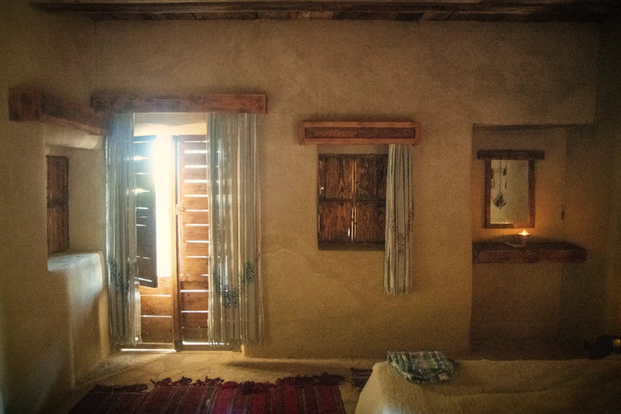 Chambre Khadija — pièce rustique baignée de lumière naturelle