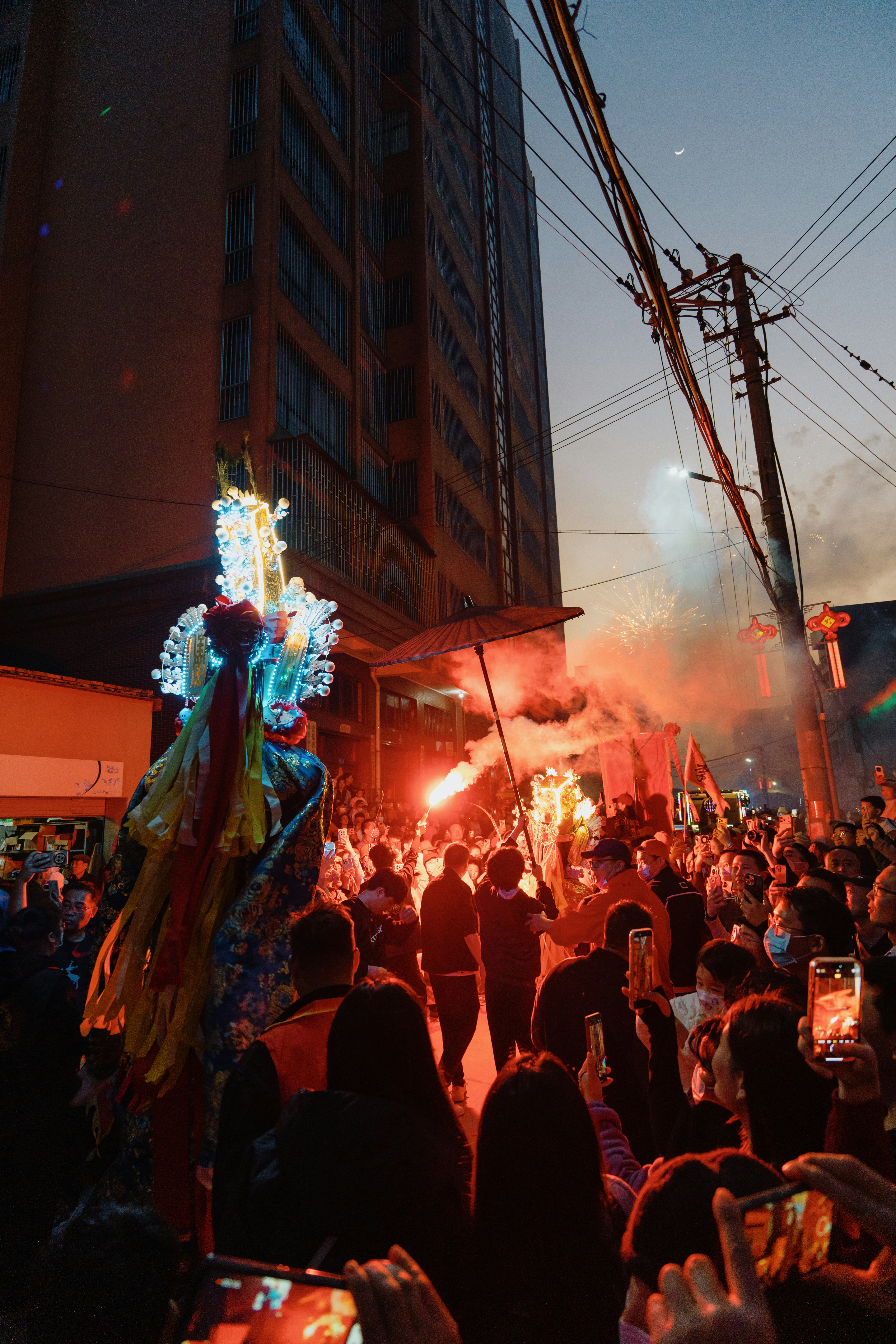 Les gens célèbrent avec des feux d’artifice et un défilé