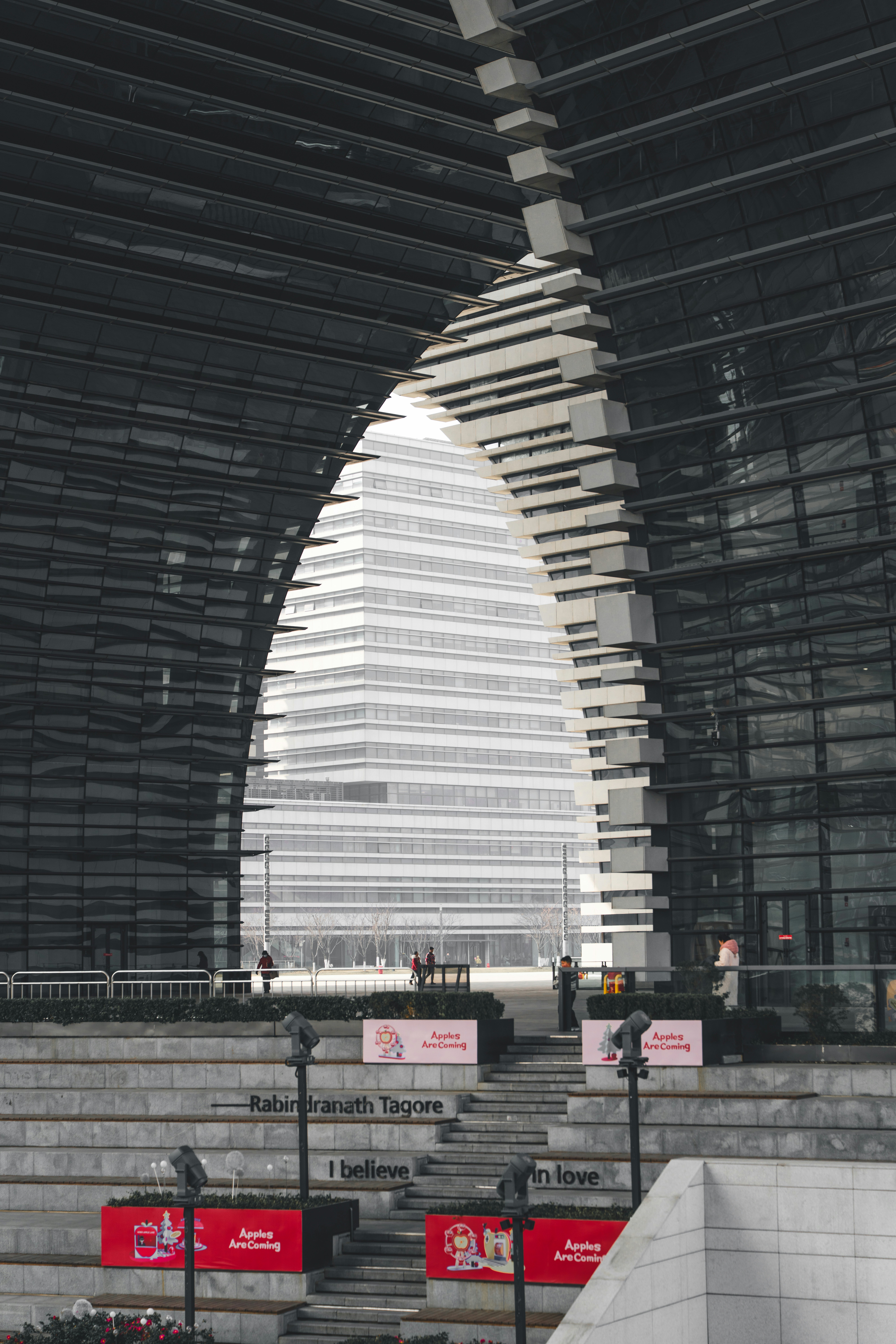 層状のファサードと曲線的な要素を持つモダン建築デザイン。