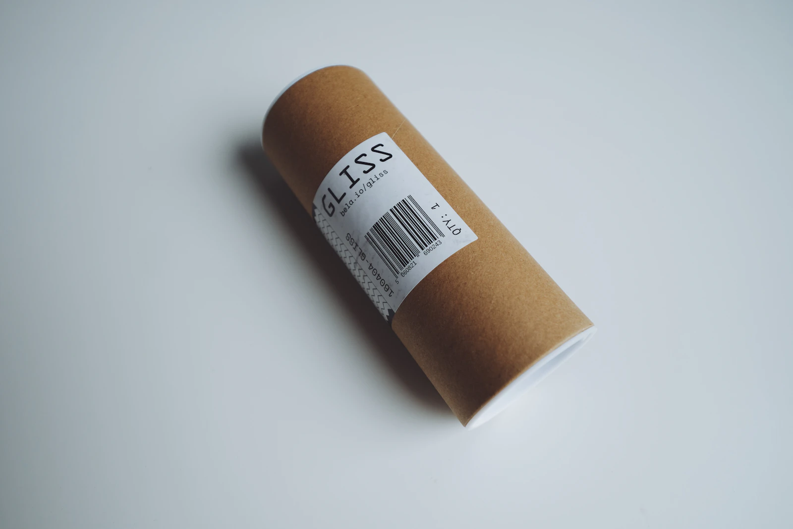 Weißes bedrucktes Etikett mit Barcode, um eine Kraftpappehülse gewickelt