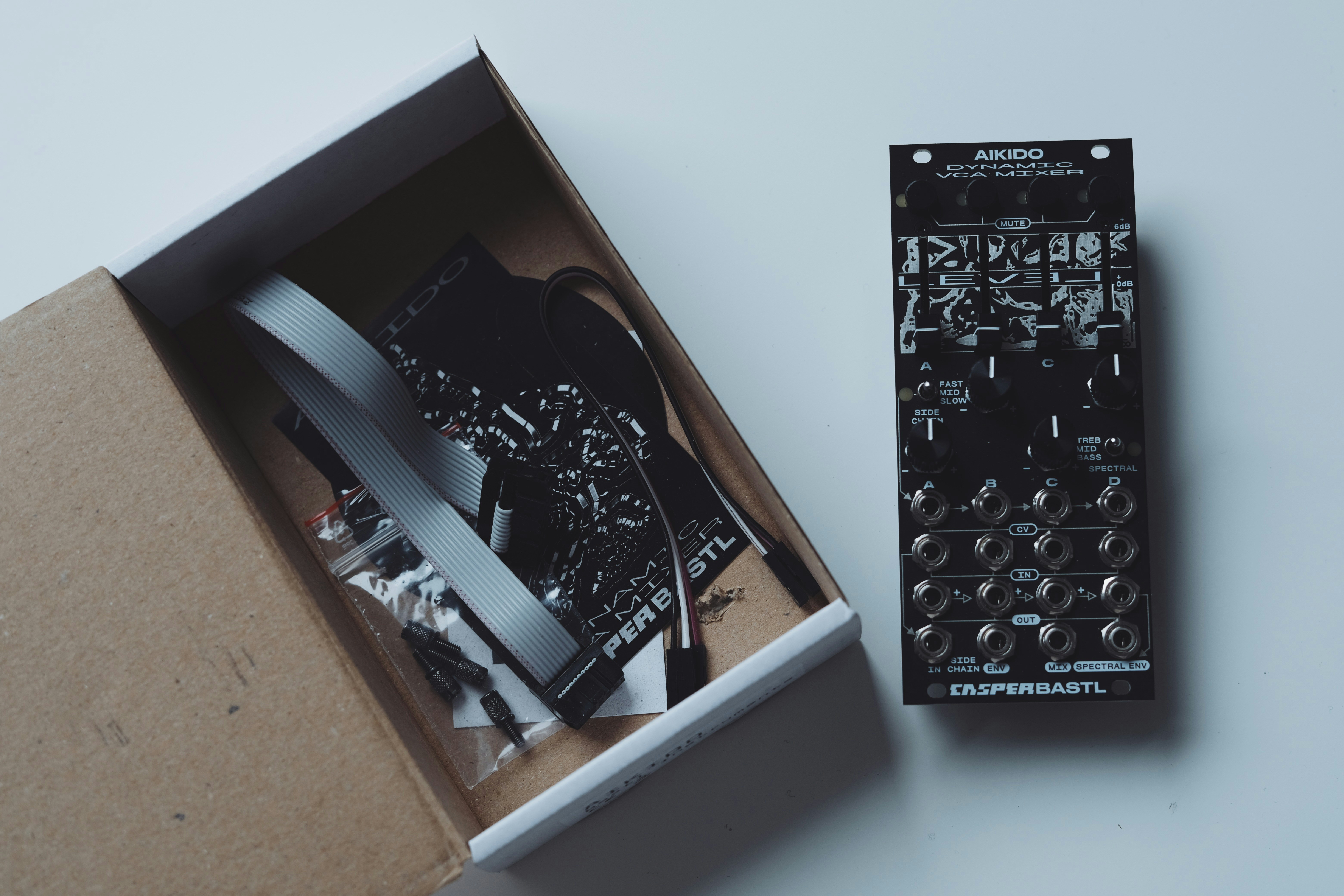 Elektronisches Modul und Komponenten in einer offenen Kiste.