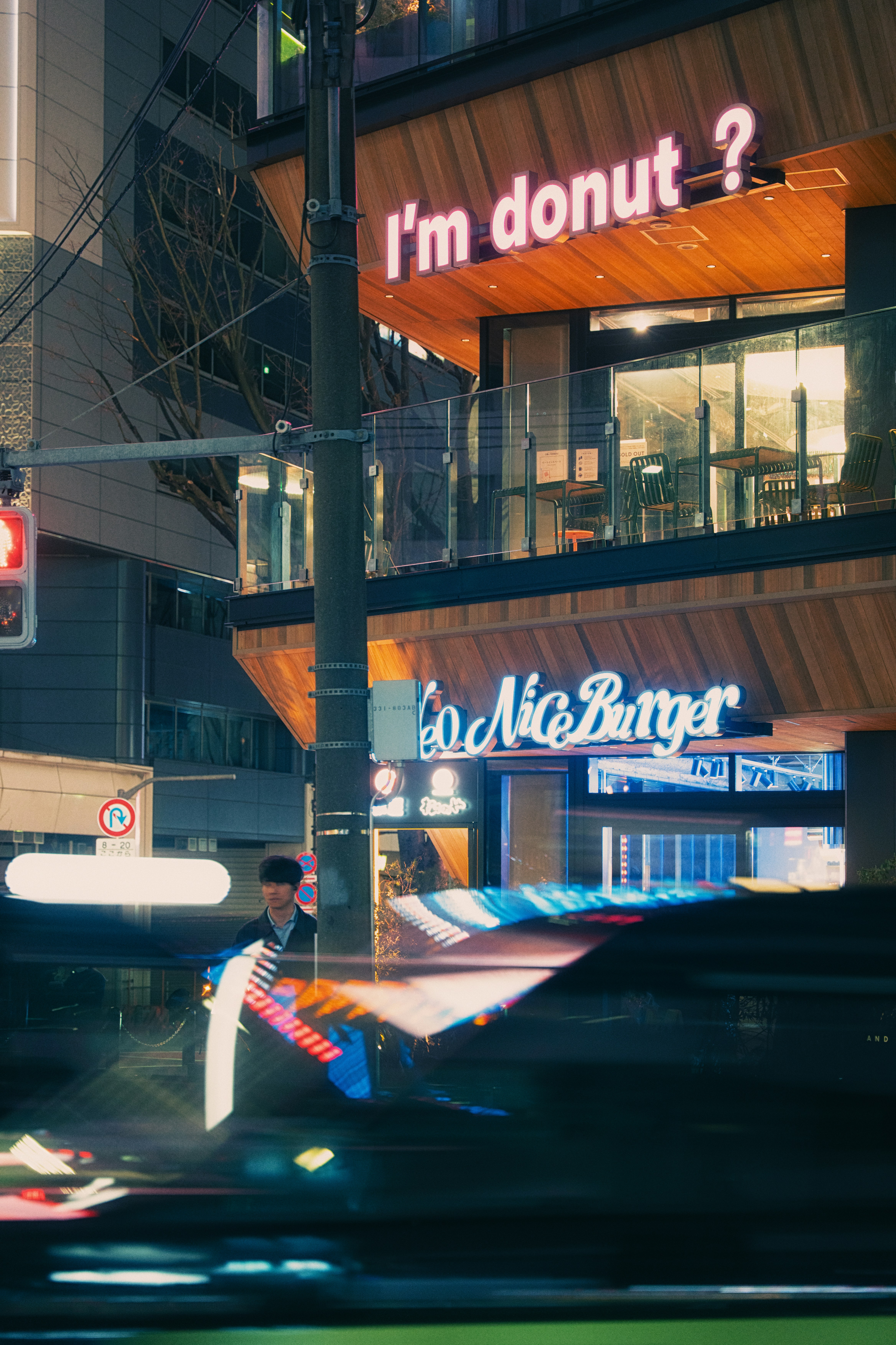 Los carteles de neón anuncian "¿Soy un donut?" y "¡Adelante! Nic Burger".
